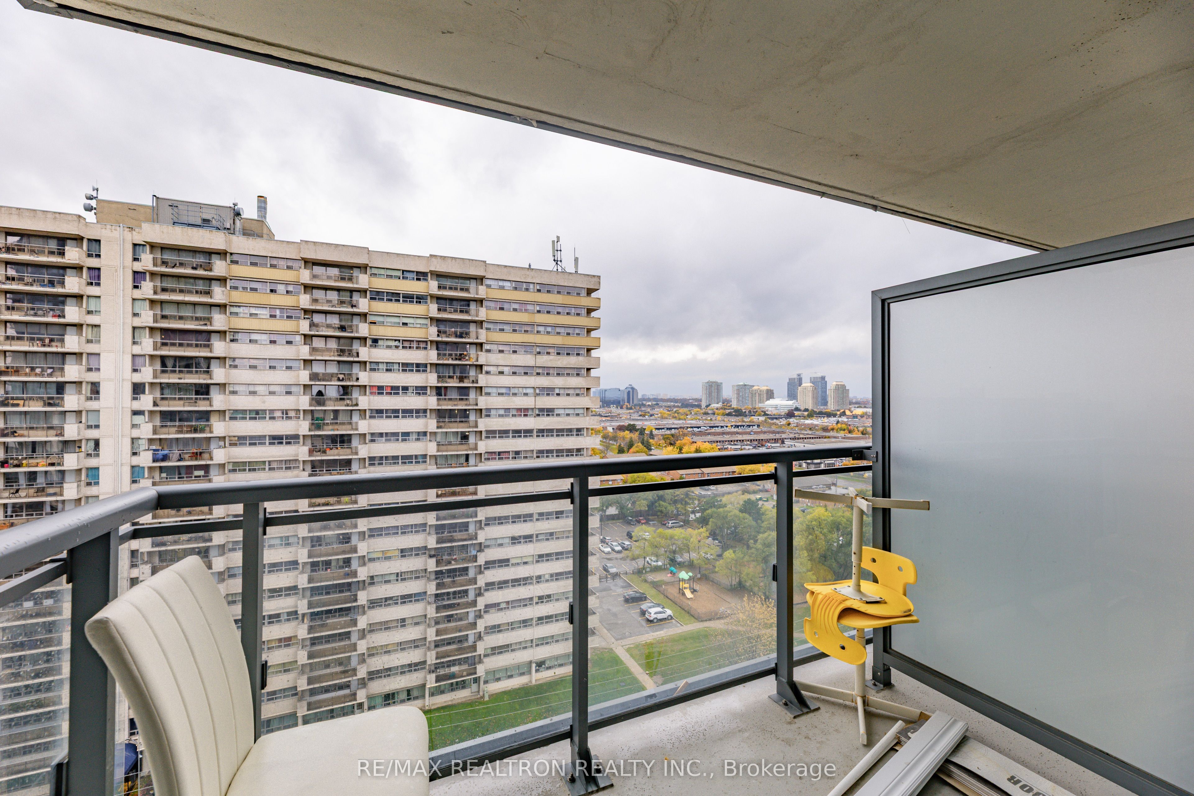 30 Meadowglen Place N 1403 Property Photo 23