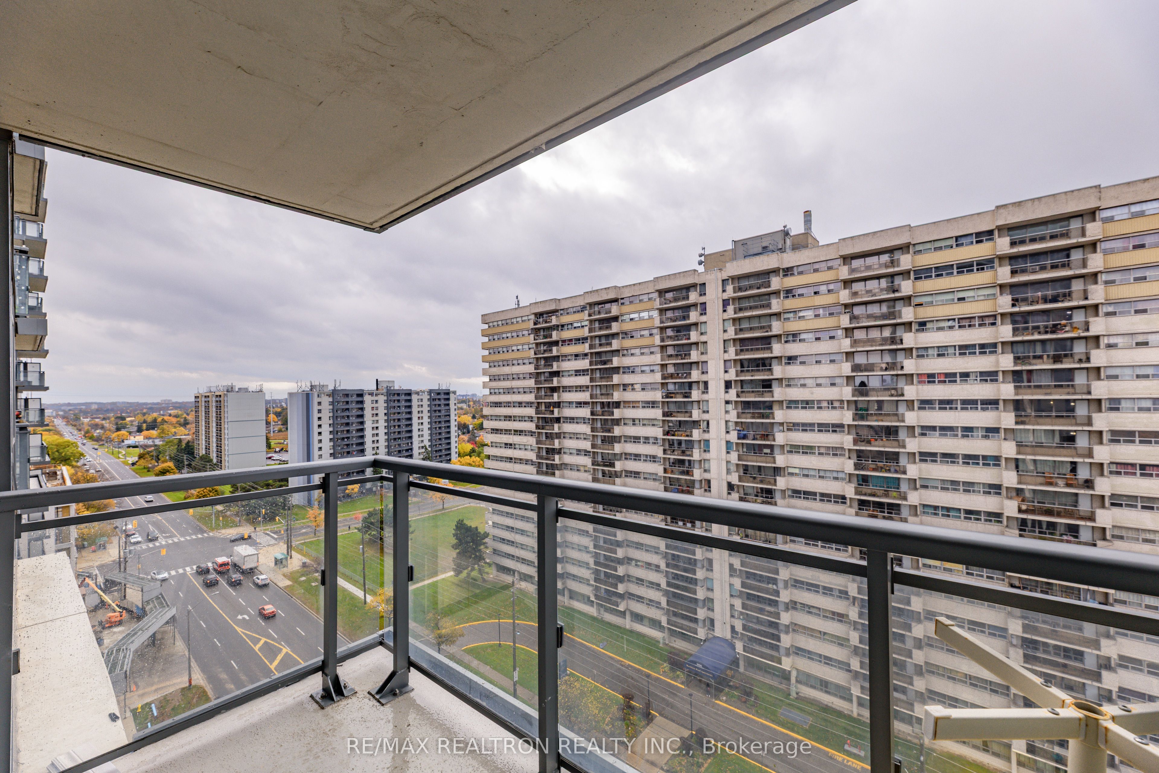 30 Meadowglen Place N 1403 Property Photo 24