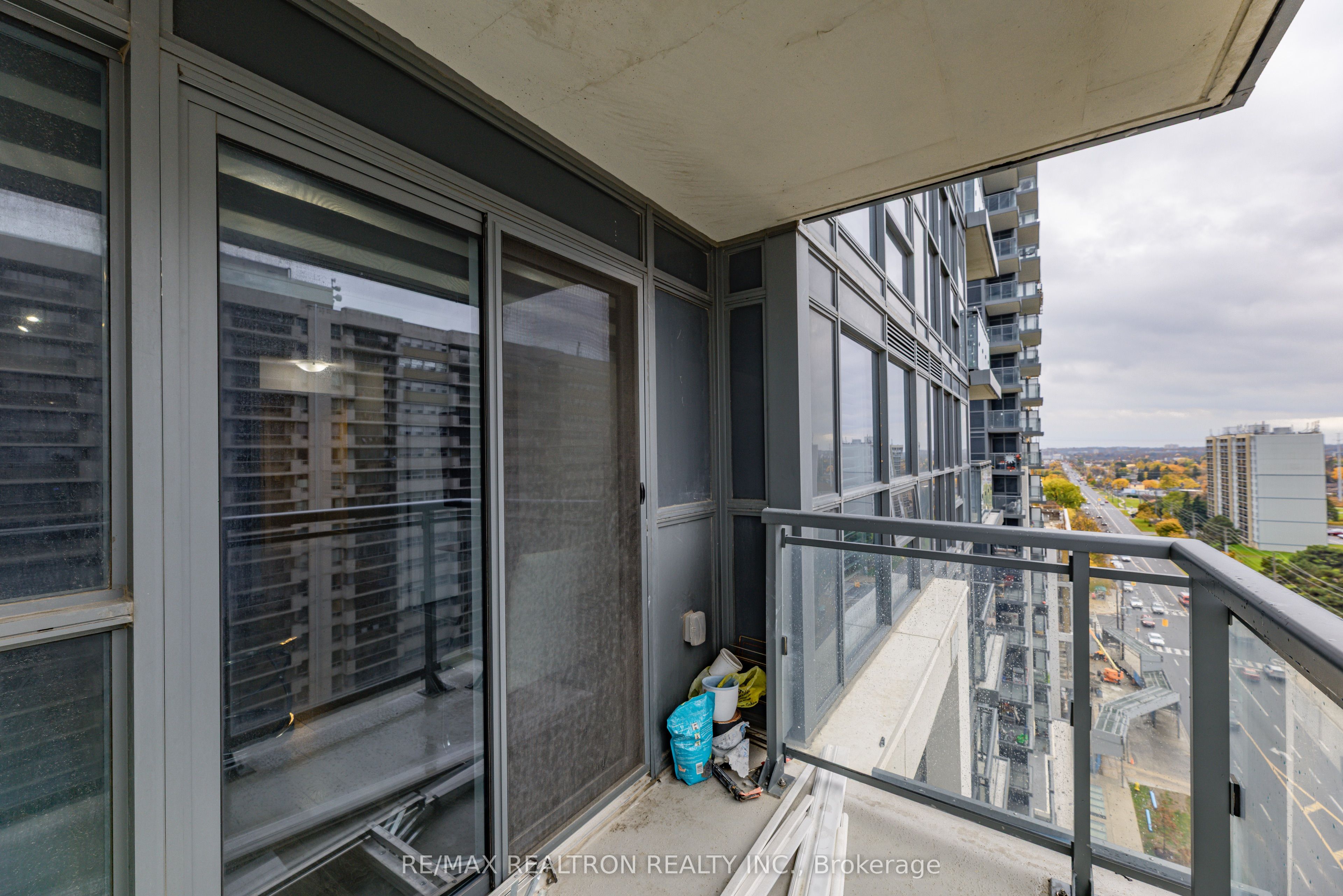 30 Meadowglen Place N 1403 Property Photo 25