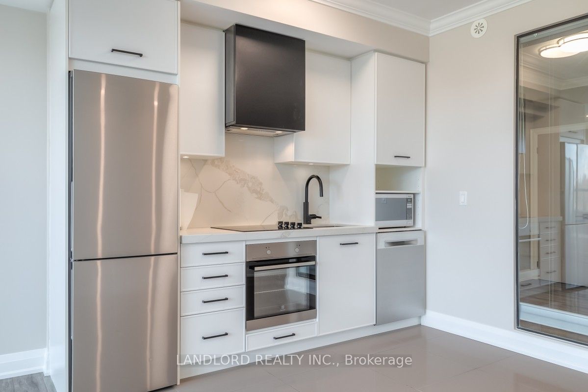 899 Queen Street E 502 Property Photo 8