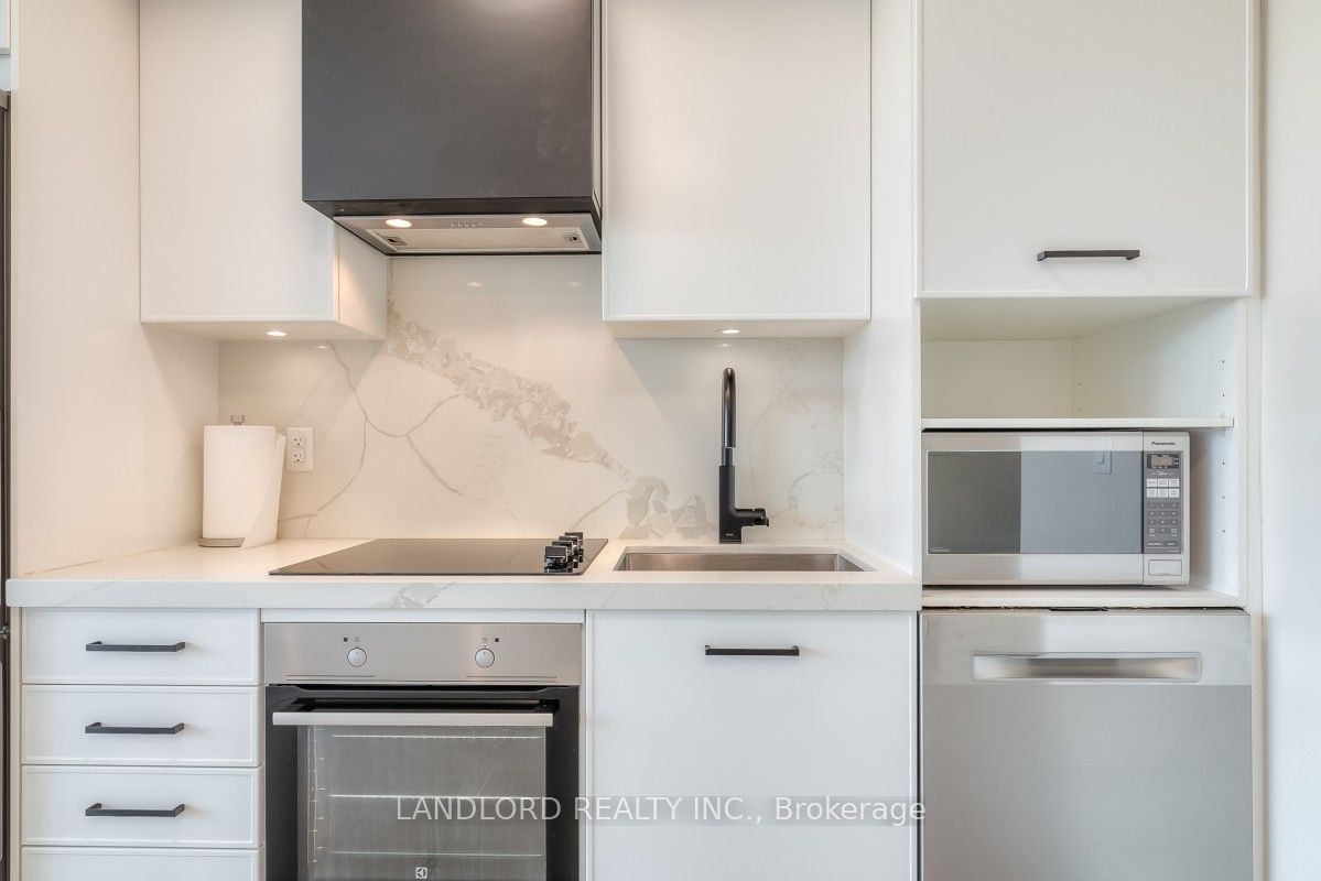 899 Queen Street E 502 Property Photo 10