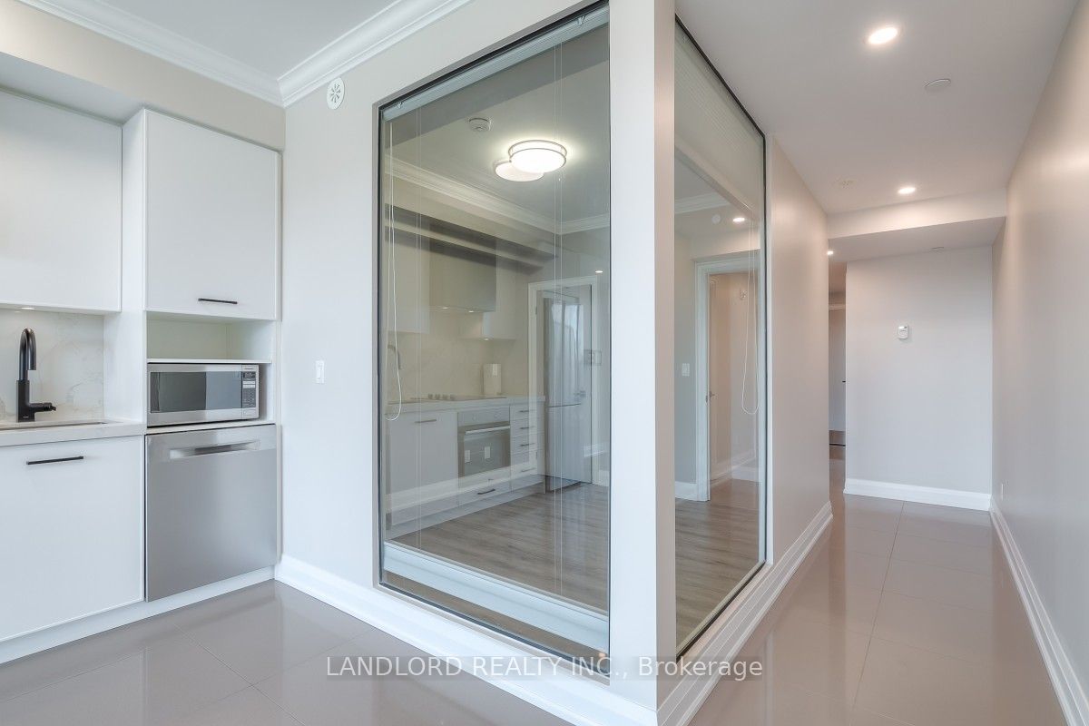 899 Queen Street E 502 Property Photo 12