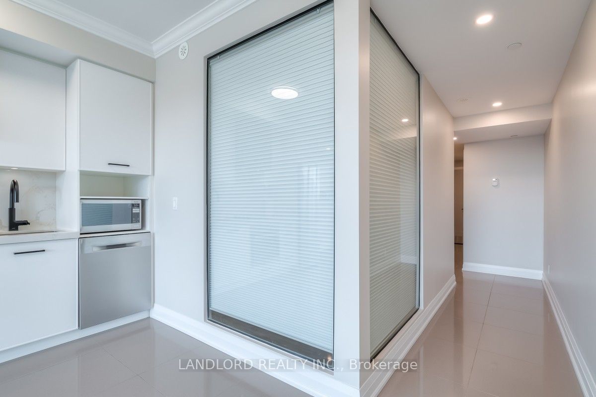 899 Queen Street E 502 Property Photo 13