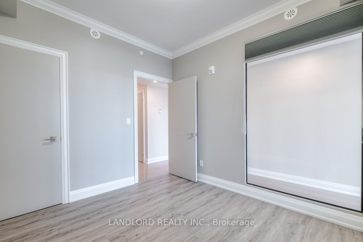 899 Queen Street E 502 Property Photo 16