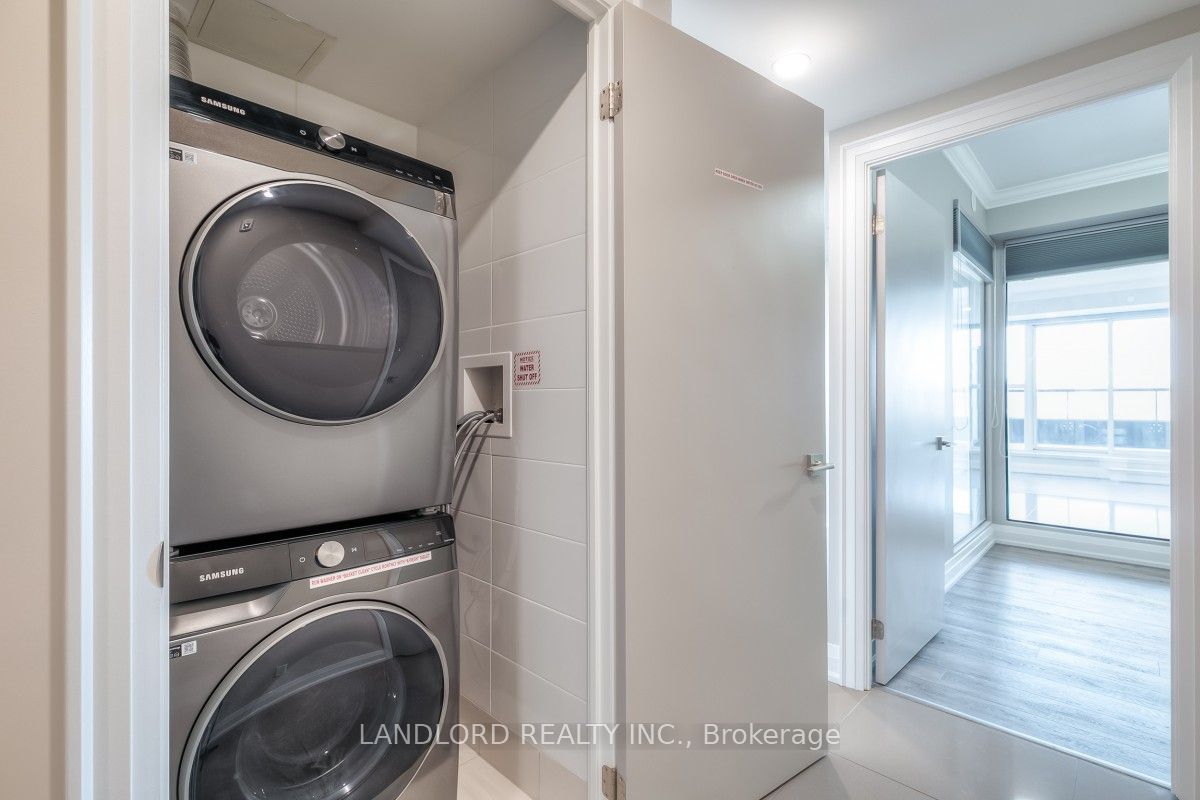 899 Queen Street E 502 Property Photo 17