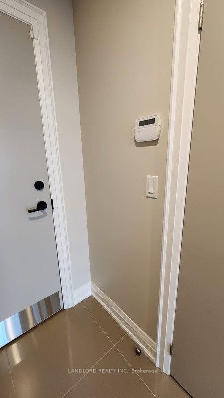 899 Queen Street E 502 Property Photo 25