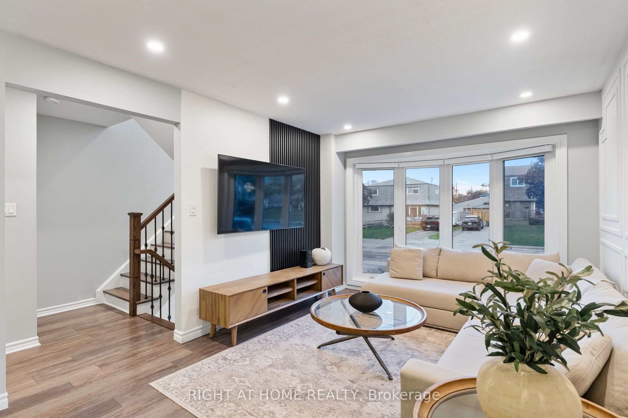 278 Waverly Street S Property Photo 3