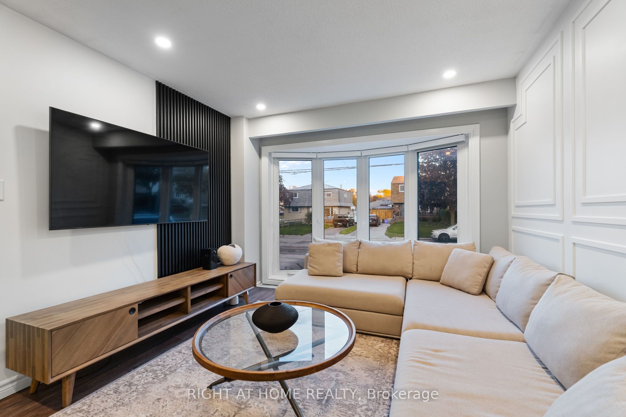 278 Waverly Street S Property Photo 5