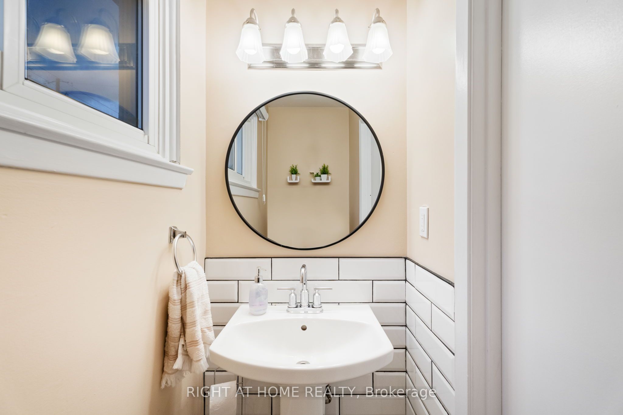 278 Waverly Street S Property Photo 6