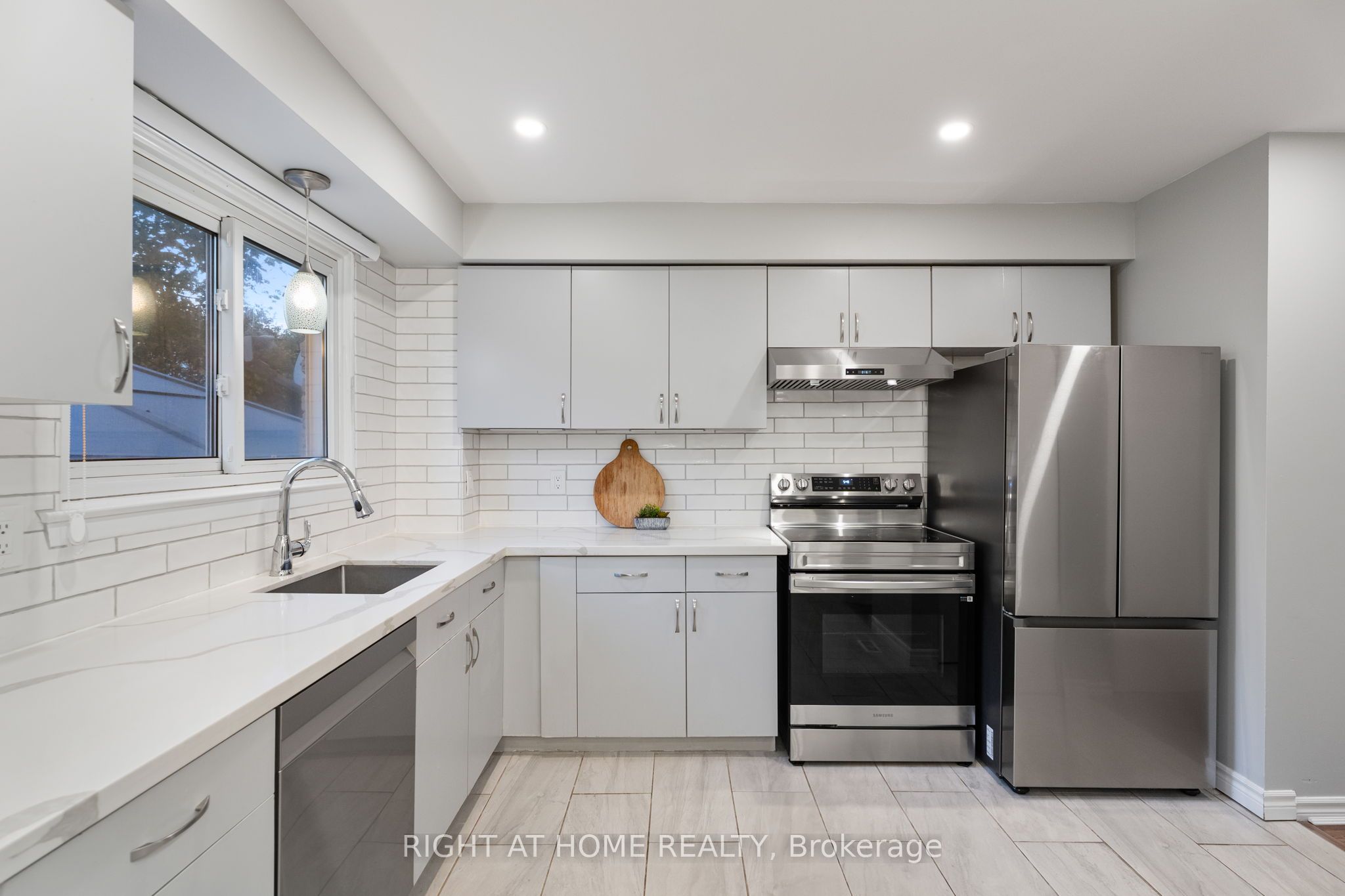 278 Waverly Street S Property Photo 10