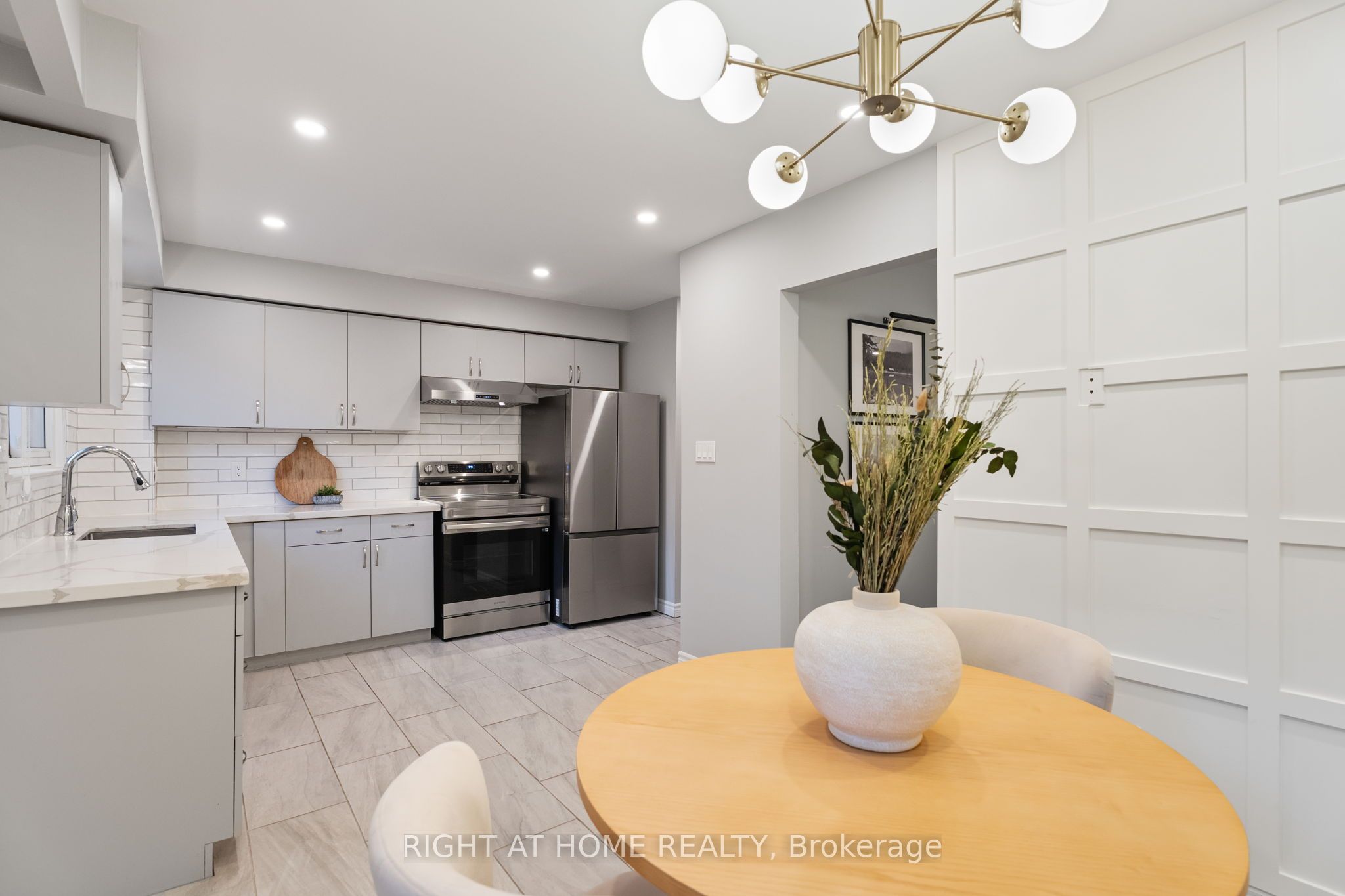 278 Waverly Street S Property Photo 11