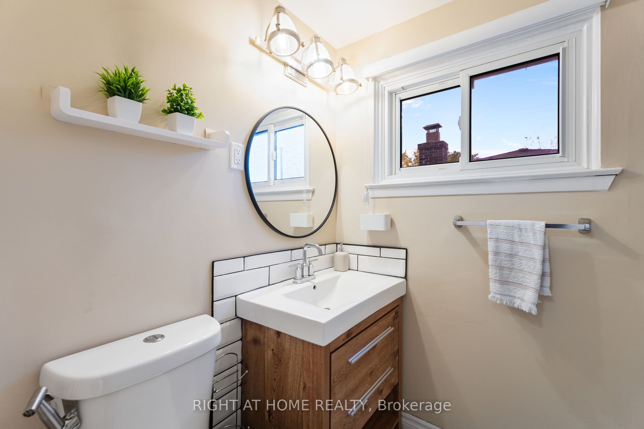 278 Waverly Street S Property Photo 21