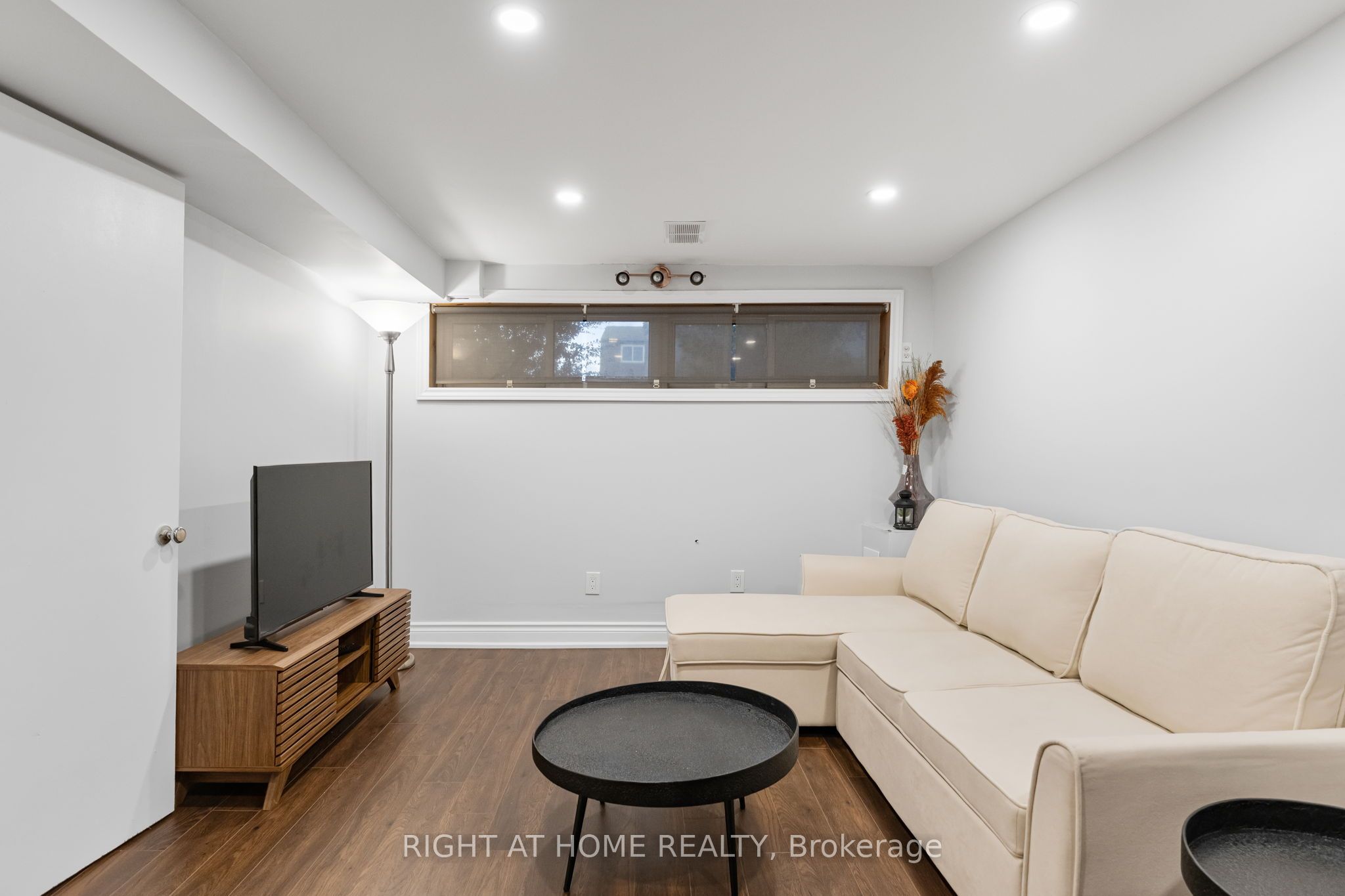 278 Waverly Street S Property Photo 22