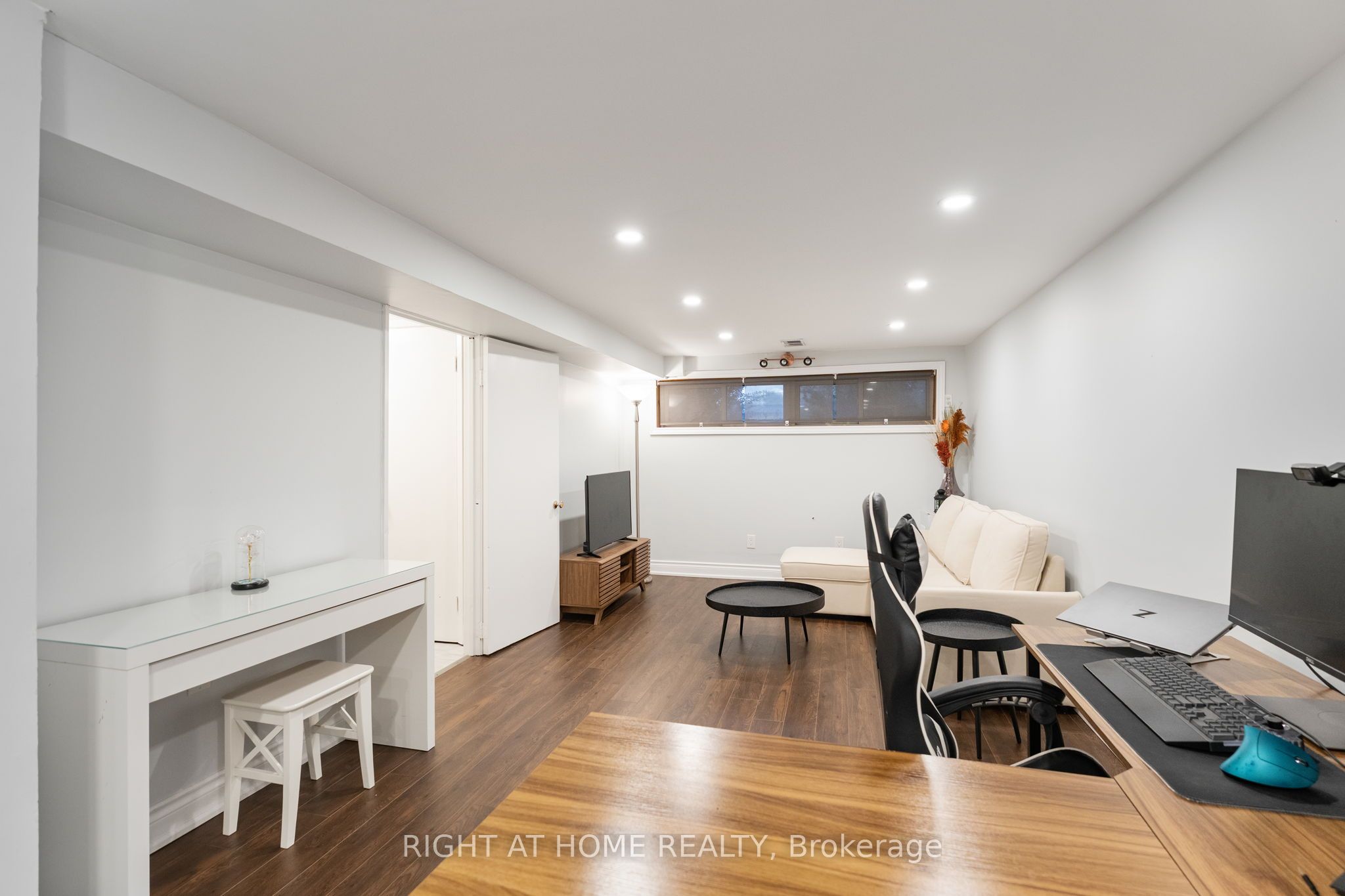 278 Waverly Street S Property Photo 24