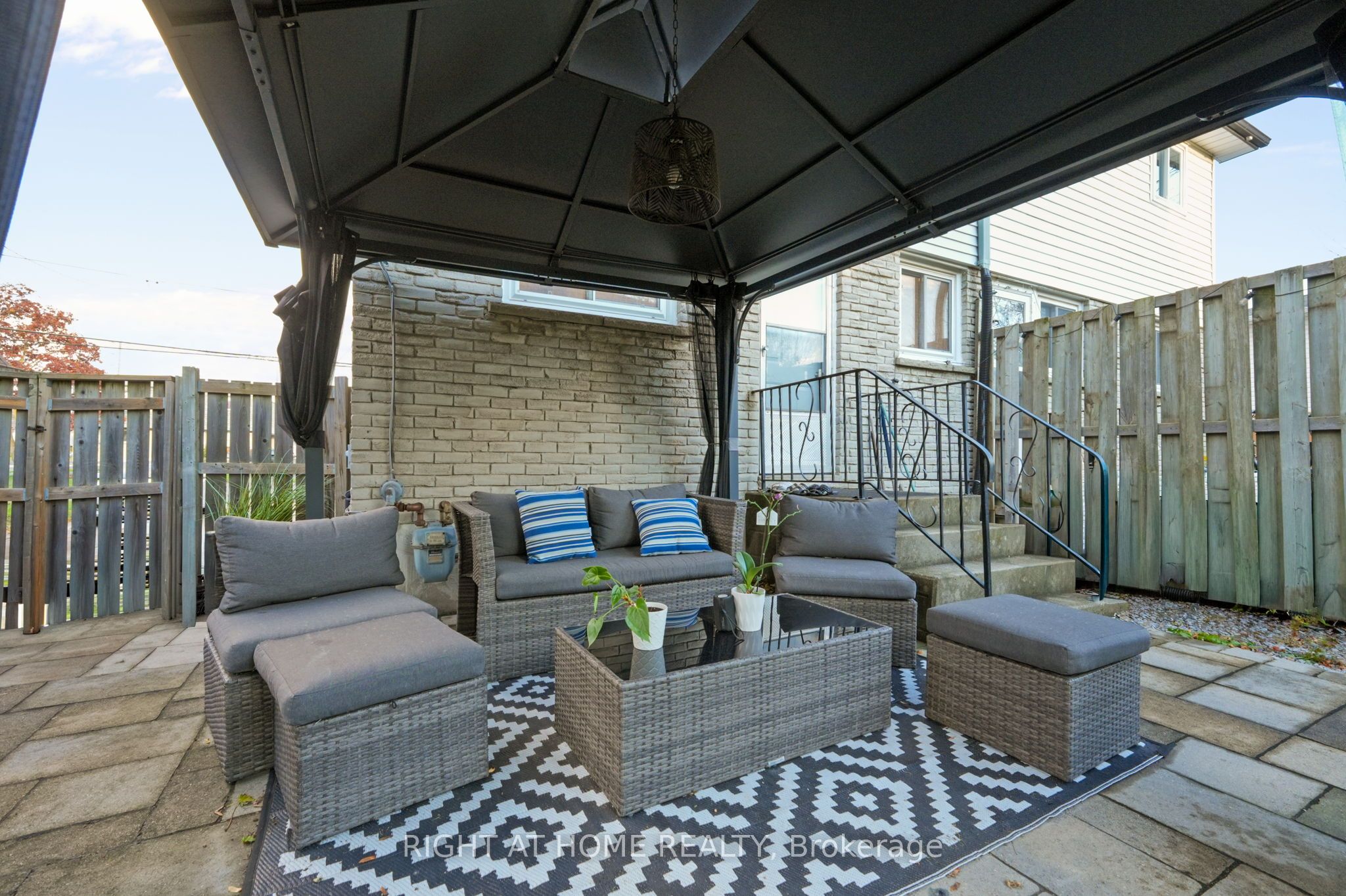 278 Waverly Street S Property Photo 27