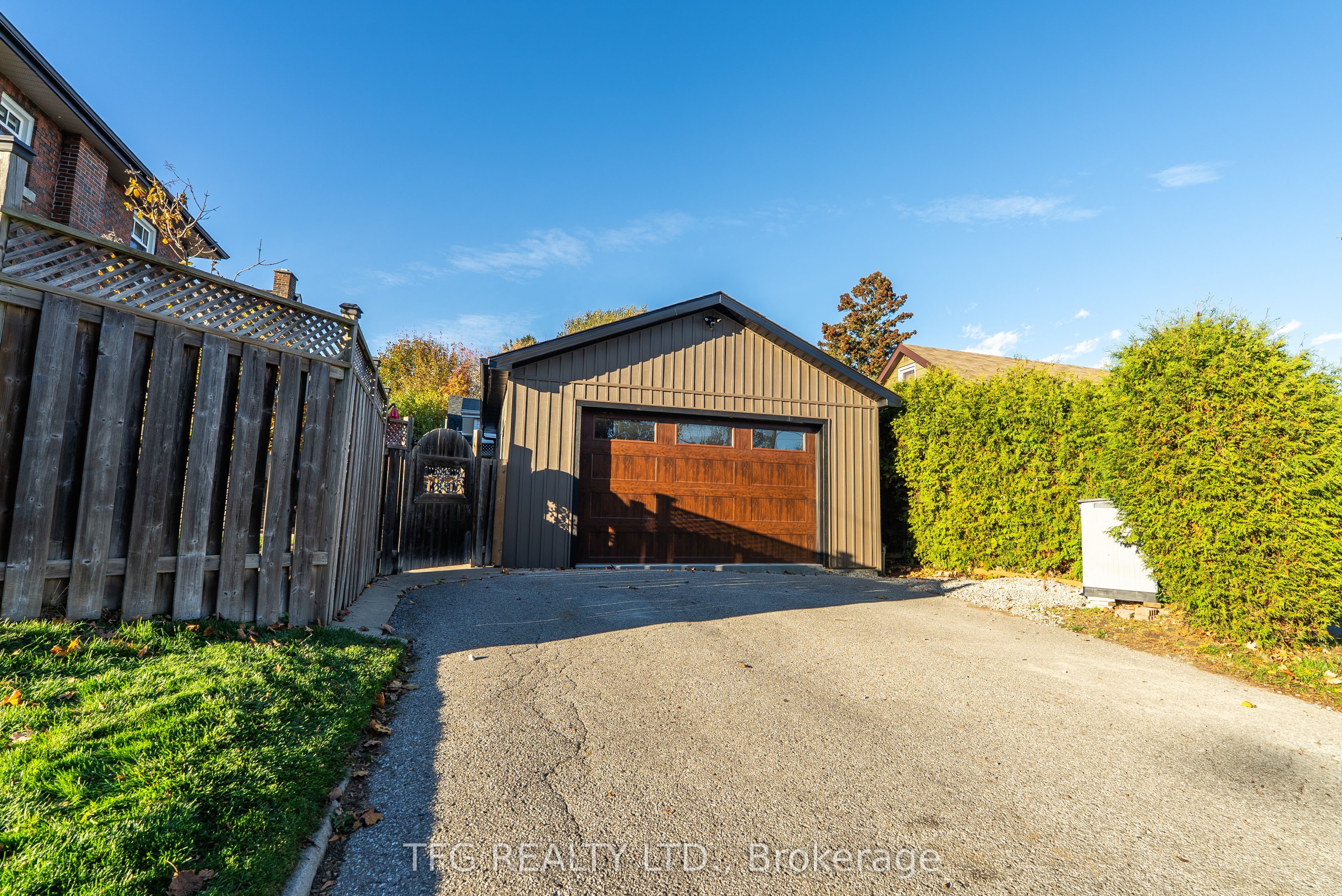 131 Roxborough Avenue Property Photo 2