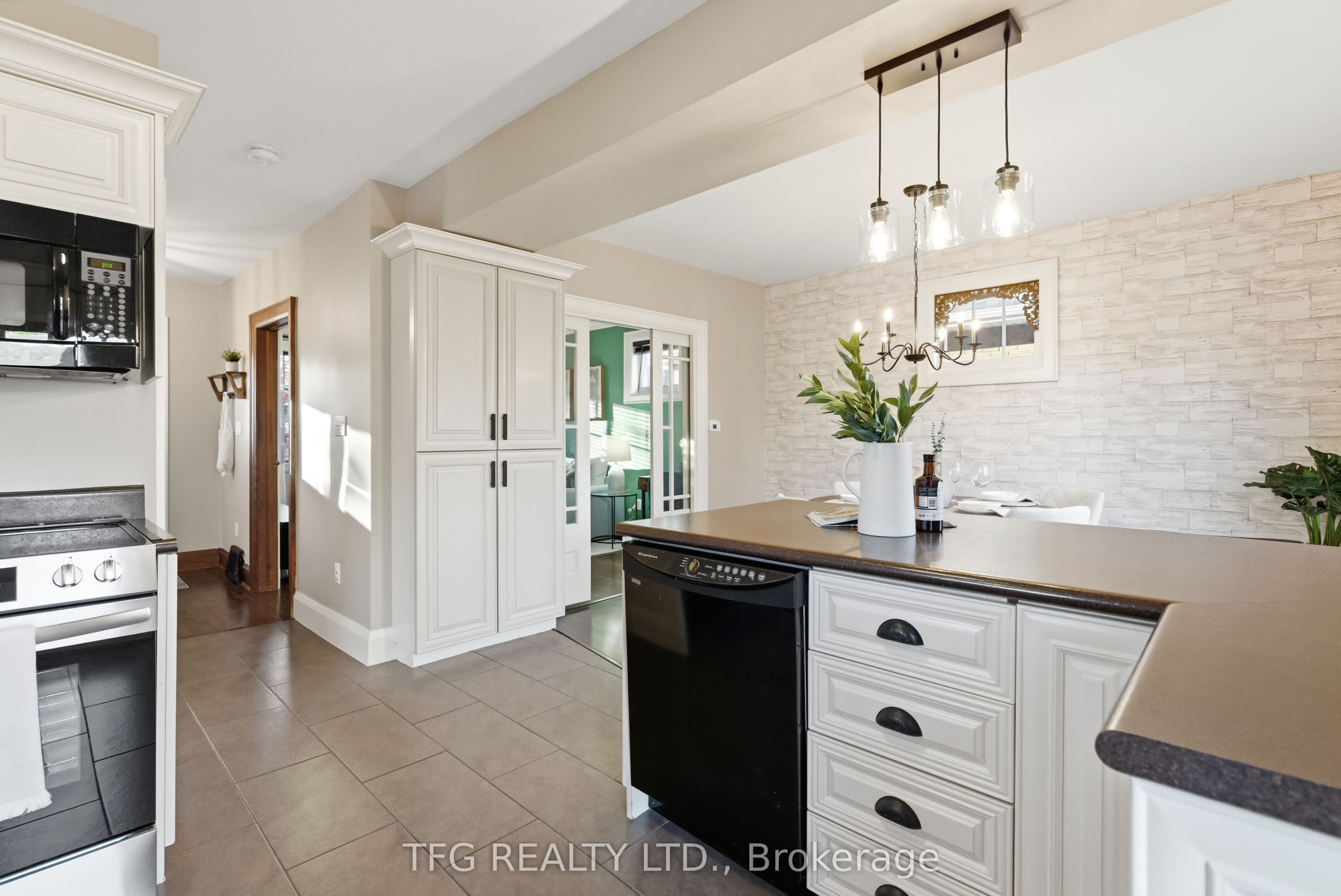 131 Roxborough Avenue Property Photo 15