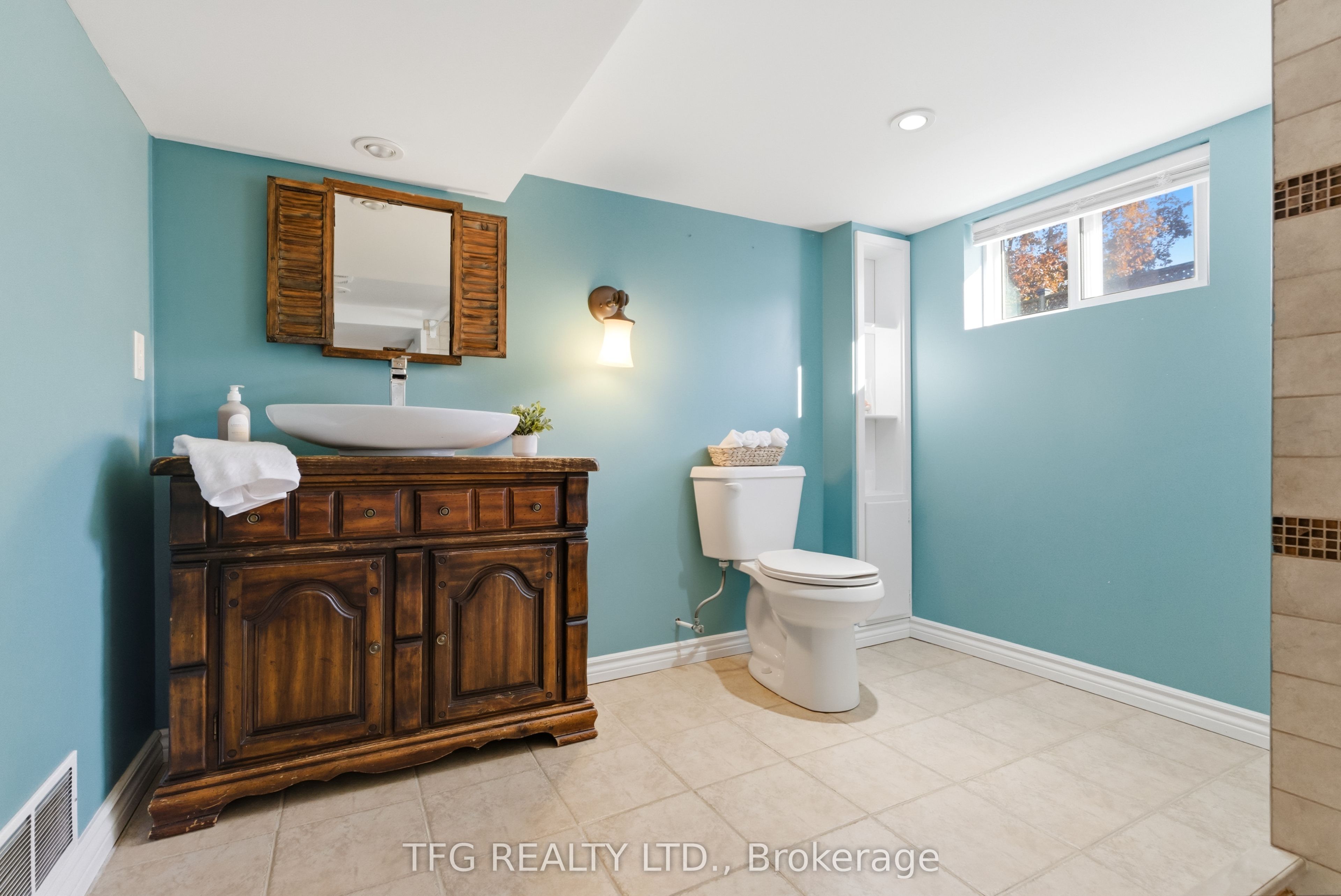 131 Roxborough Avenue Property Photo 34