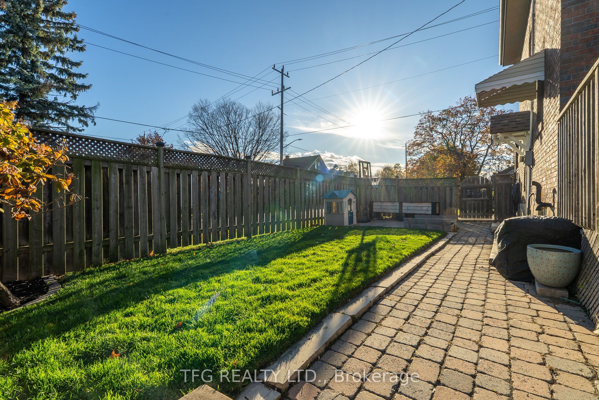 131 Roxborough Avenue Property Photo 41