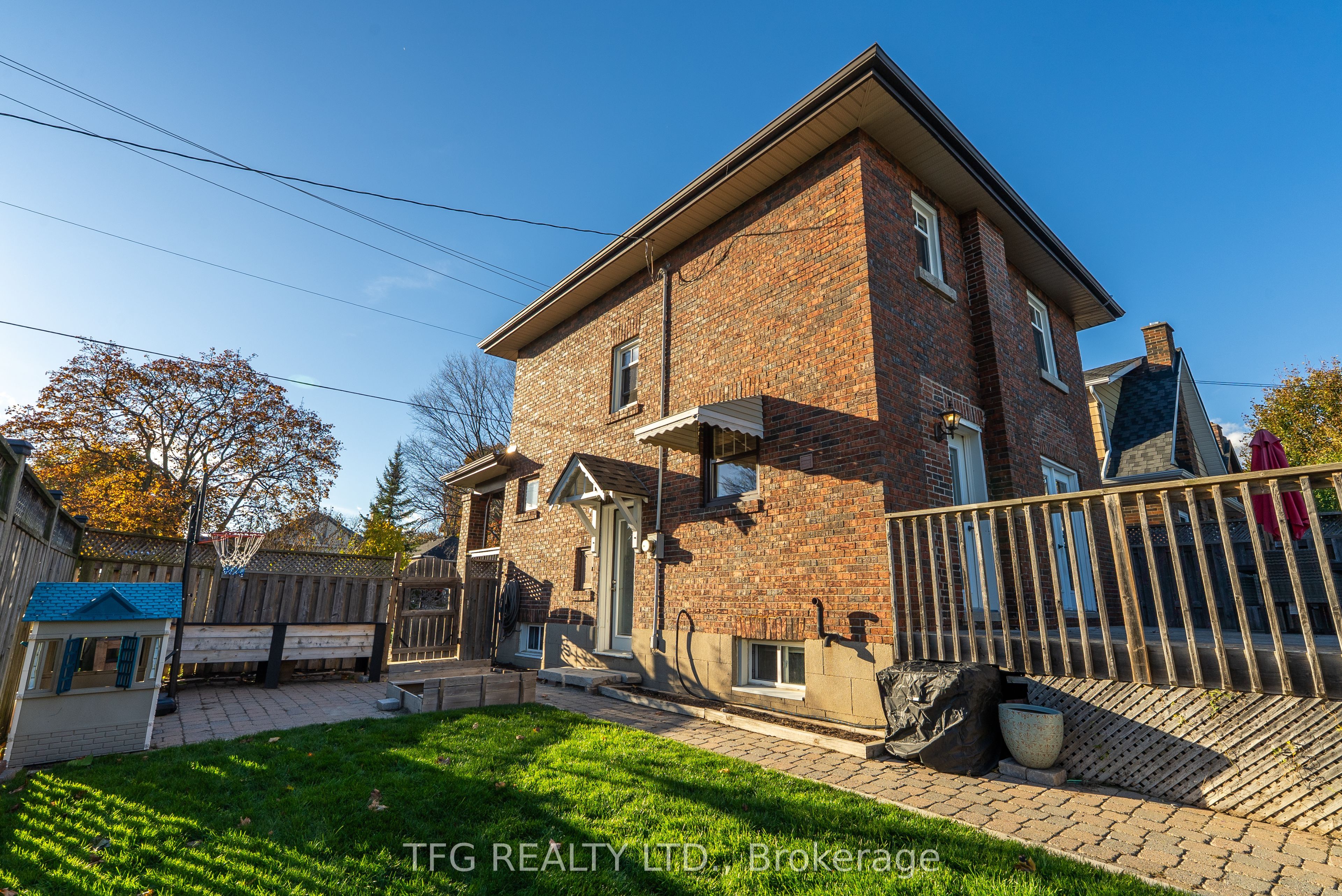 131 Roxborough Avenue Property Photo 43