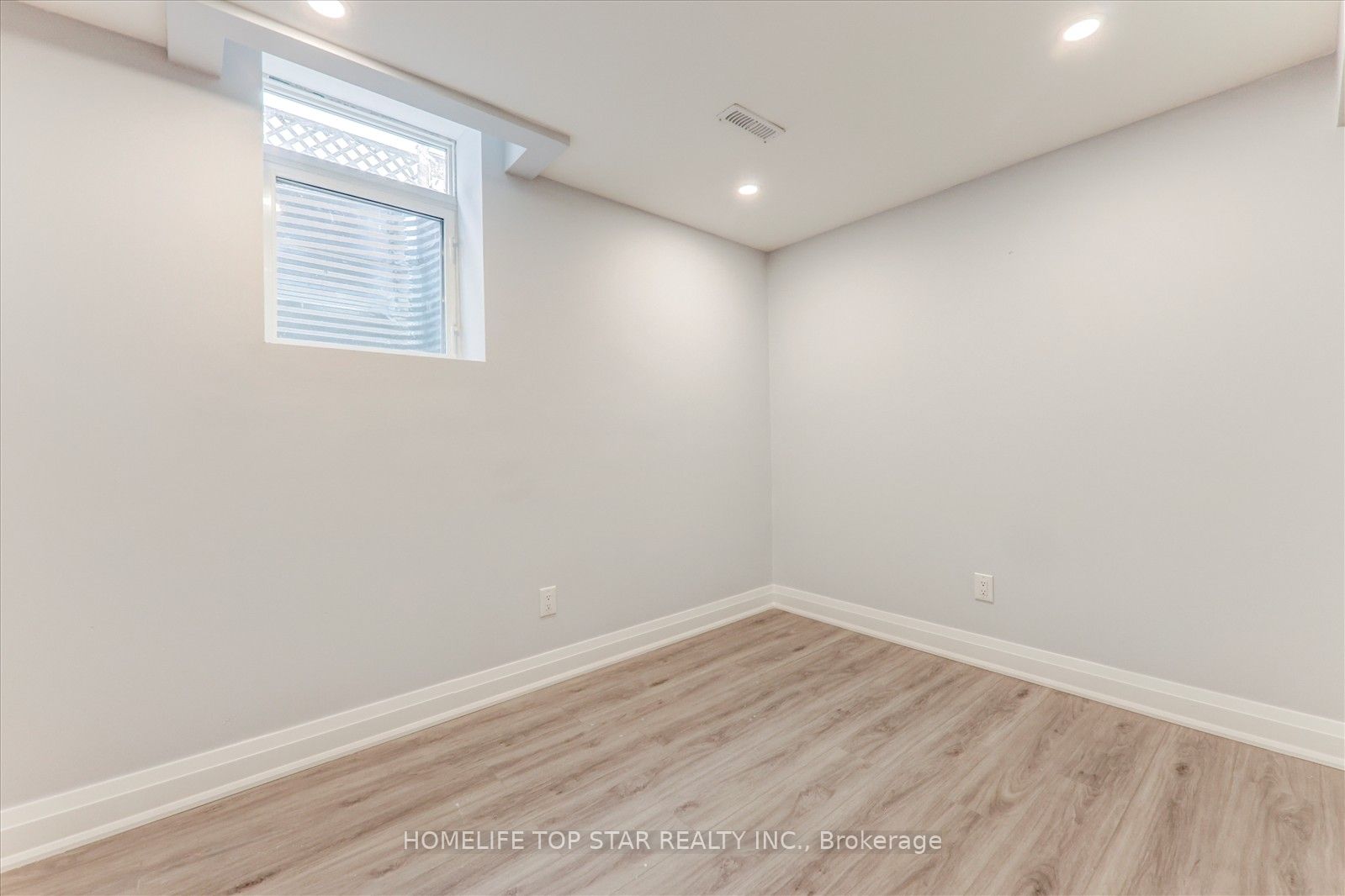 28 Willowbrook Dr Property Photo 4