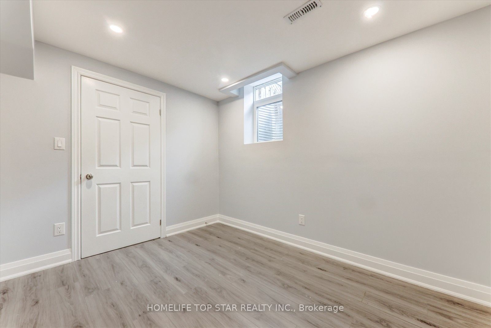 28 Willowbrook Dr Property Photo 5