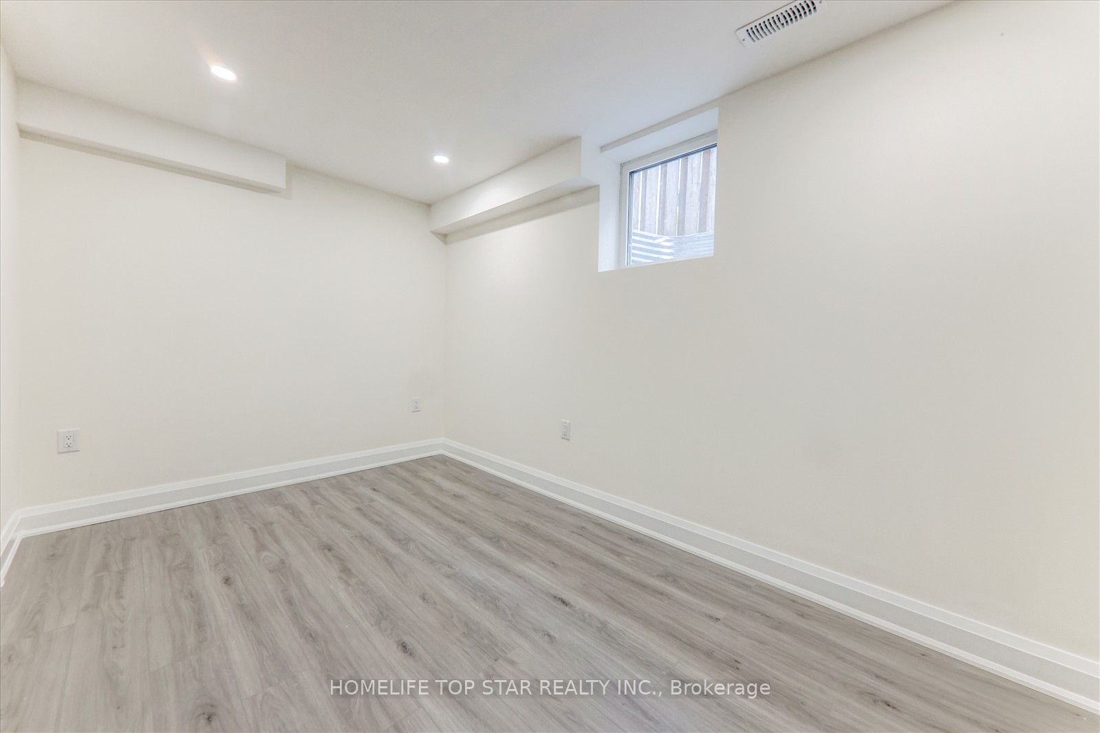 28 Willowbrook Dr Property Photo 6