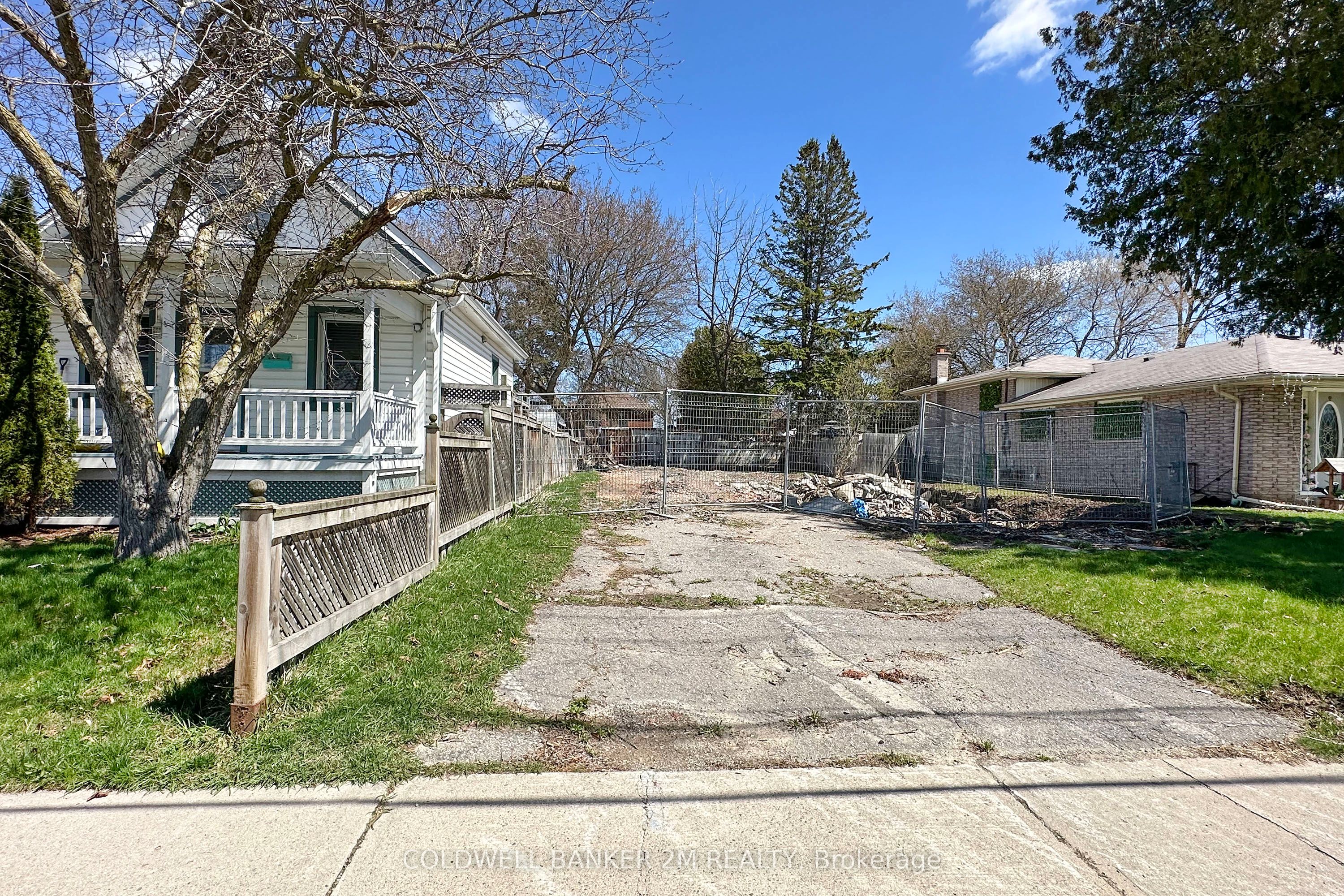 305 Oshawa Boulevard S Property Photo 1