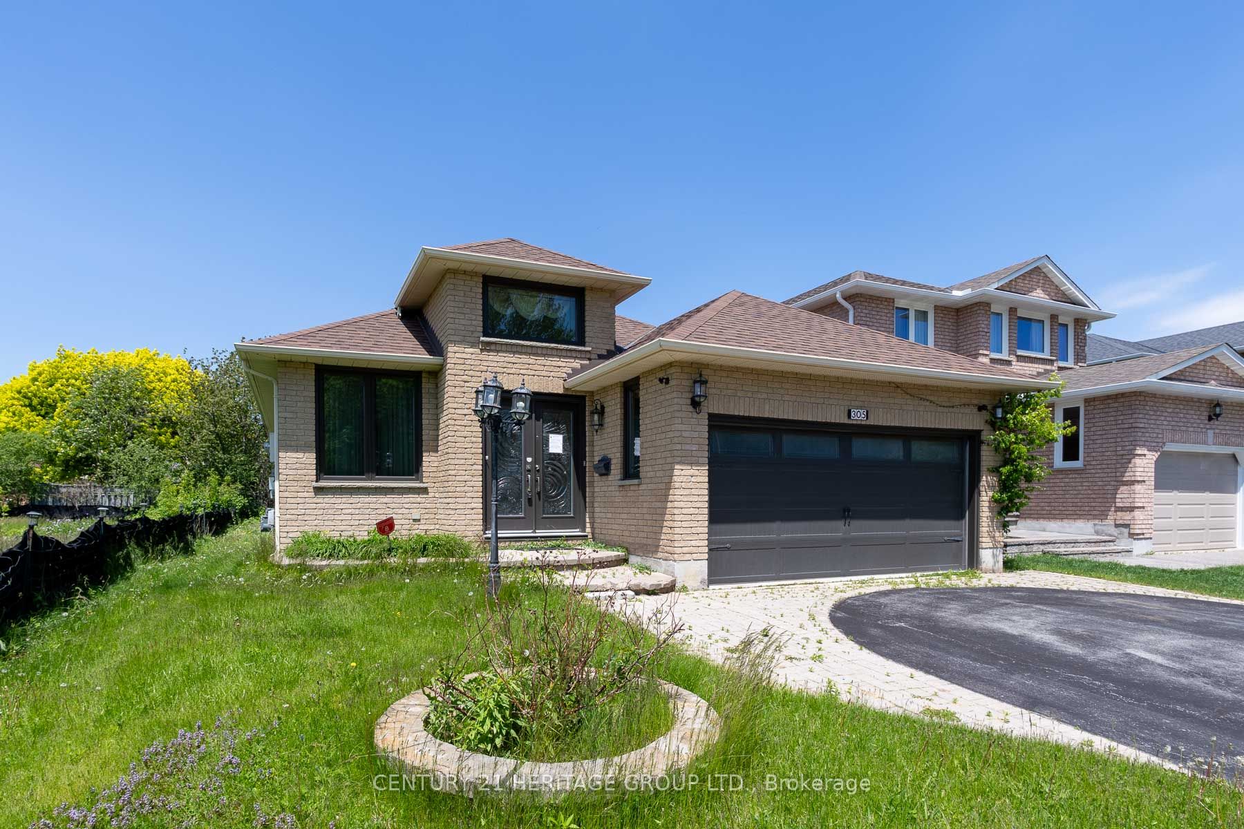 305 Sandringham Drive Property Photo 1