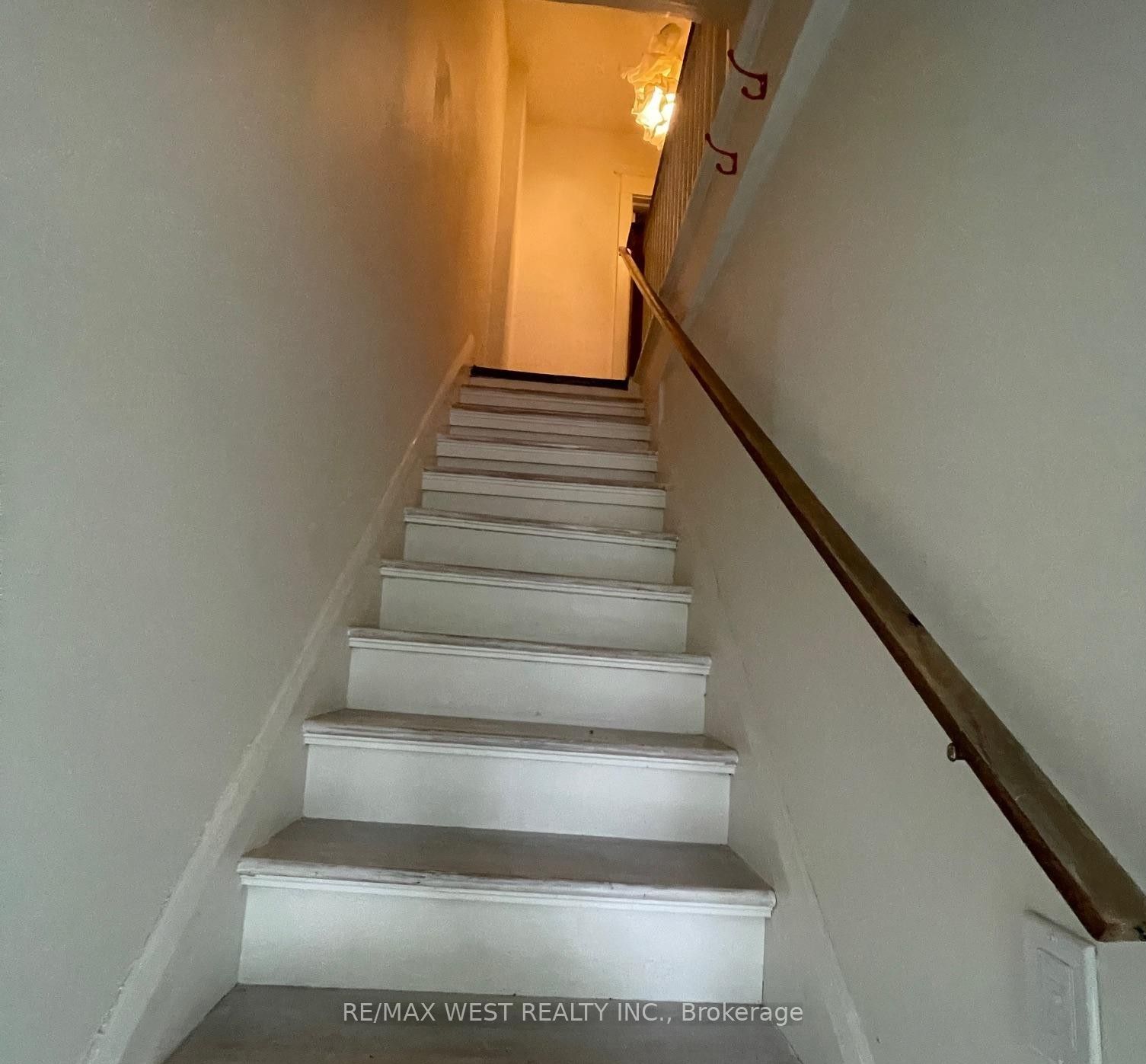 1813 Gerrard Street E Property Photo 6
