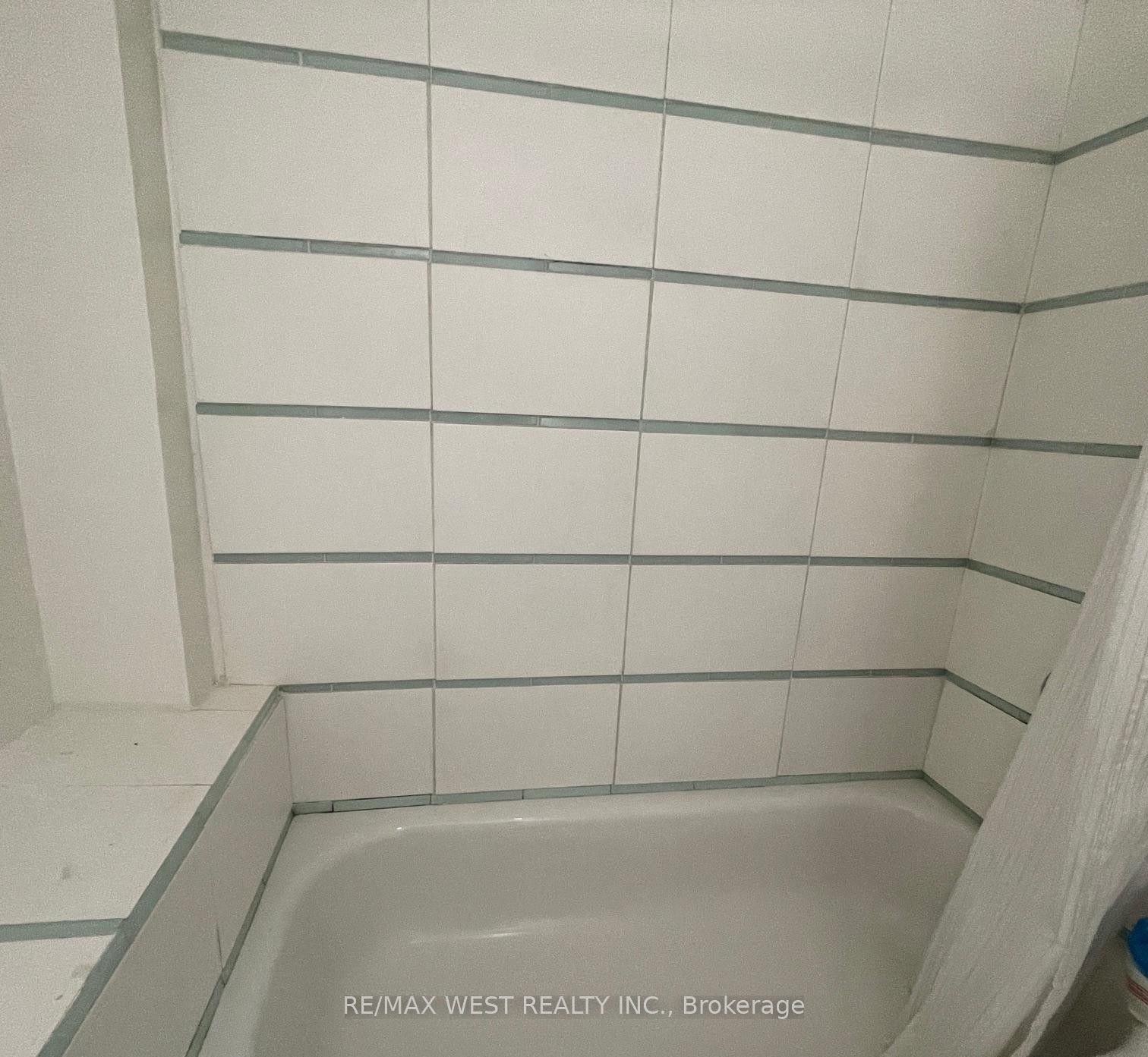 1813 Gerrard Street E Property Photo 8