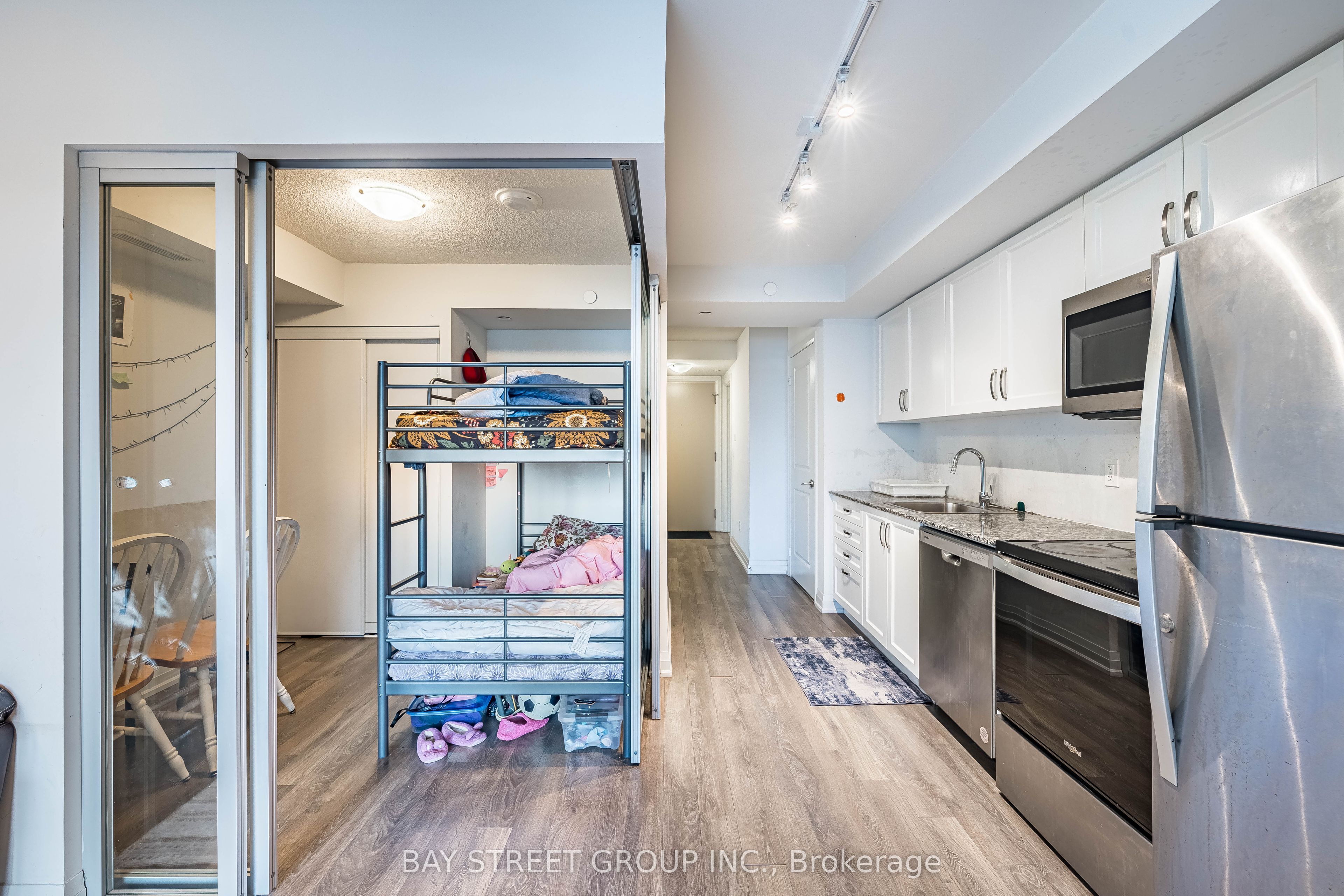 20 Meadowglen Place Property Photo 15