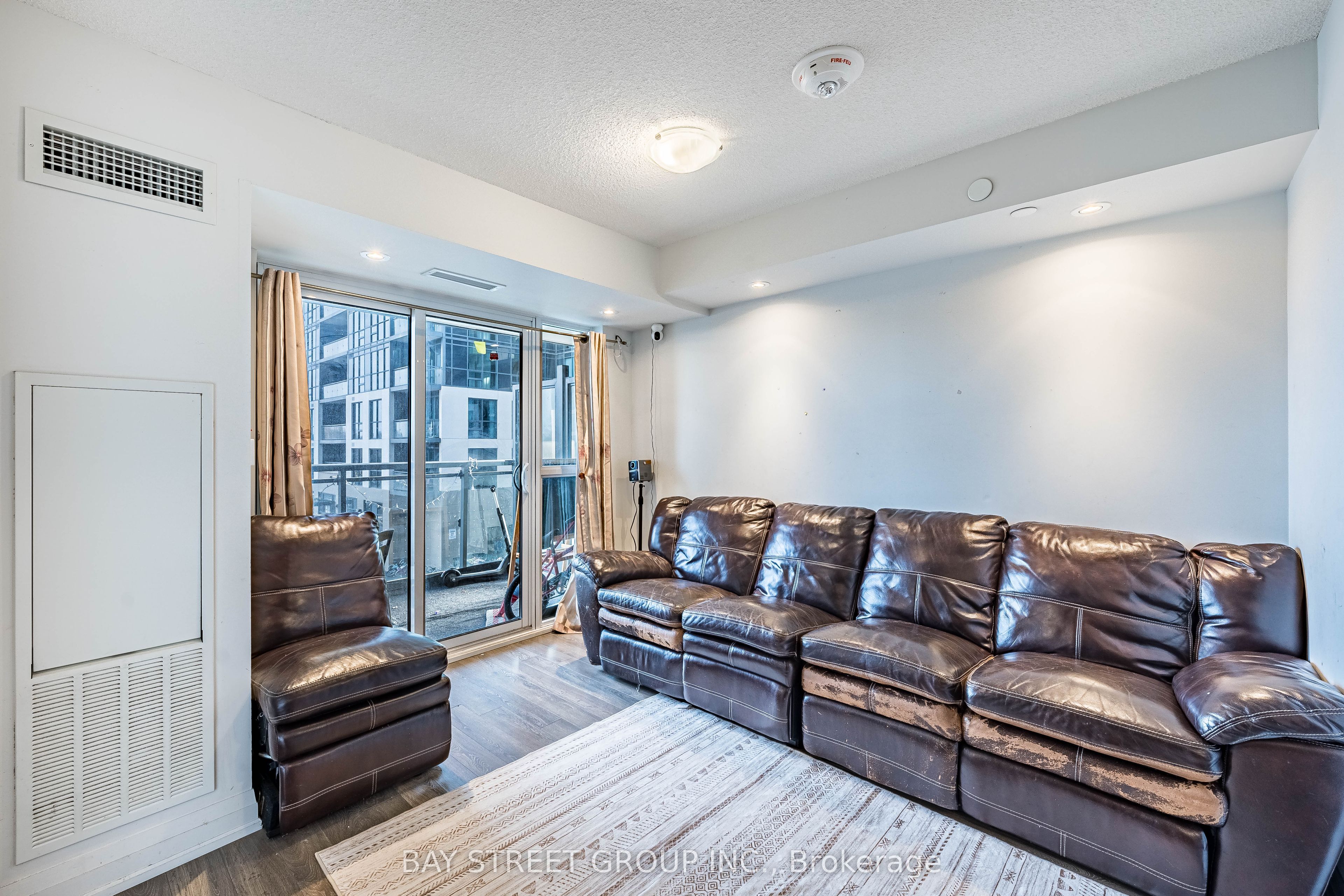 20 Meadowglen Place Property Photo 16