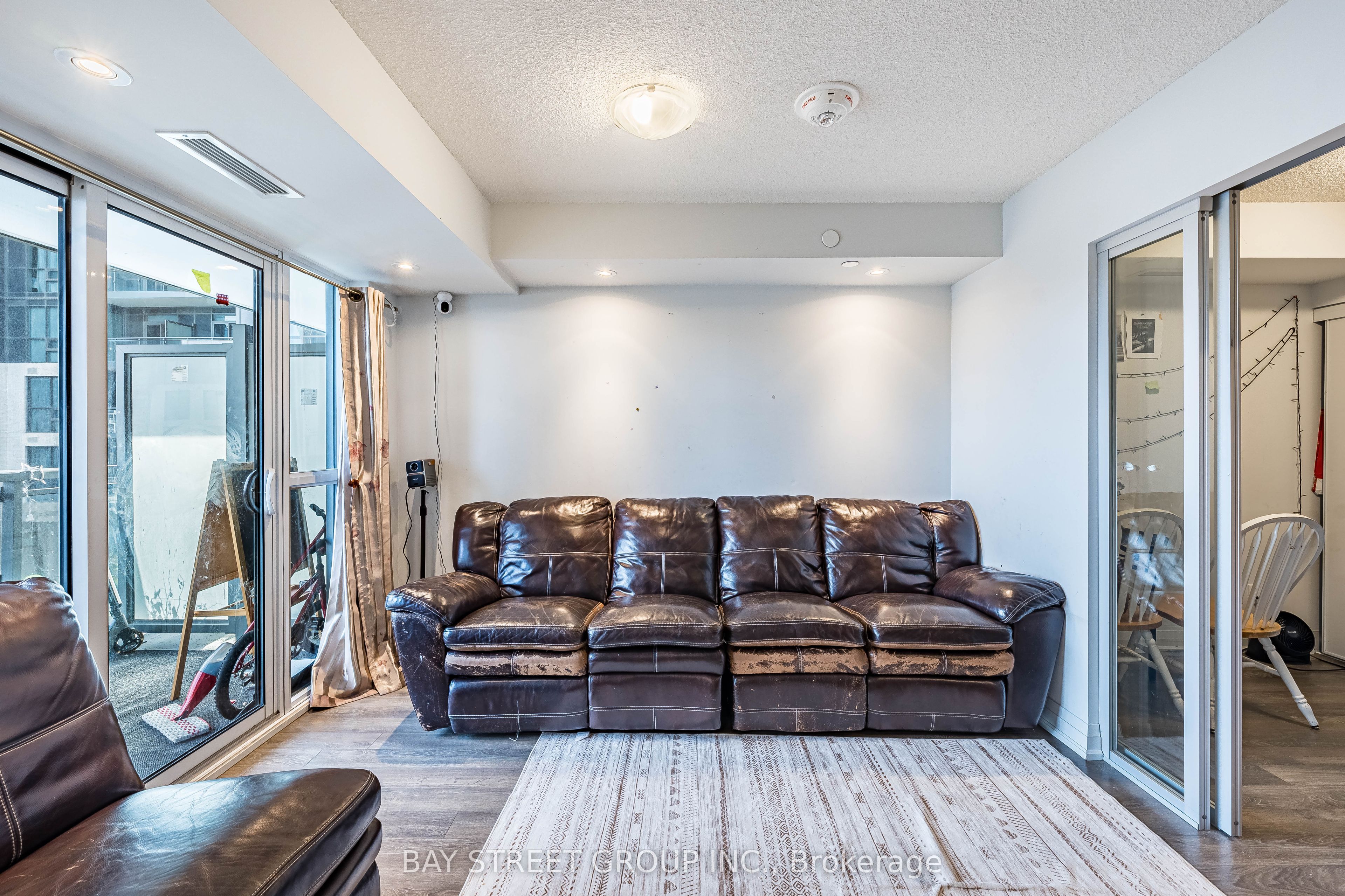 20 Meadowglen Place Property Photo 17