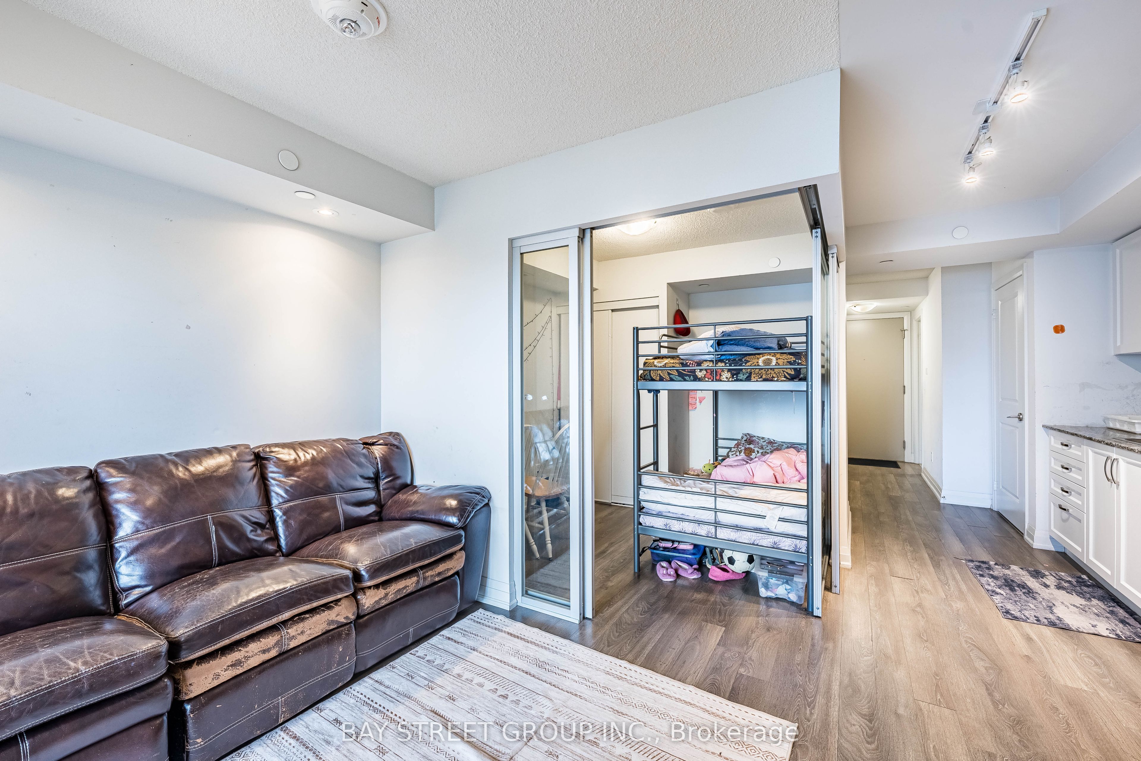 20 Meadowglen Place Property Photo 18