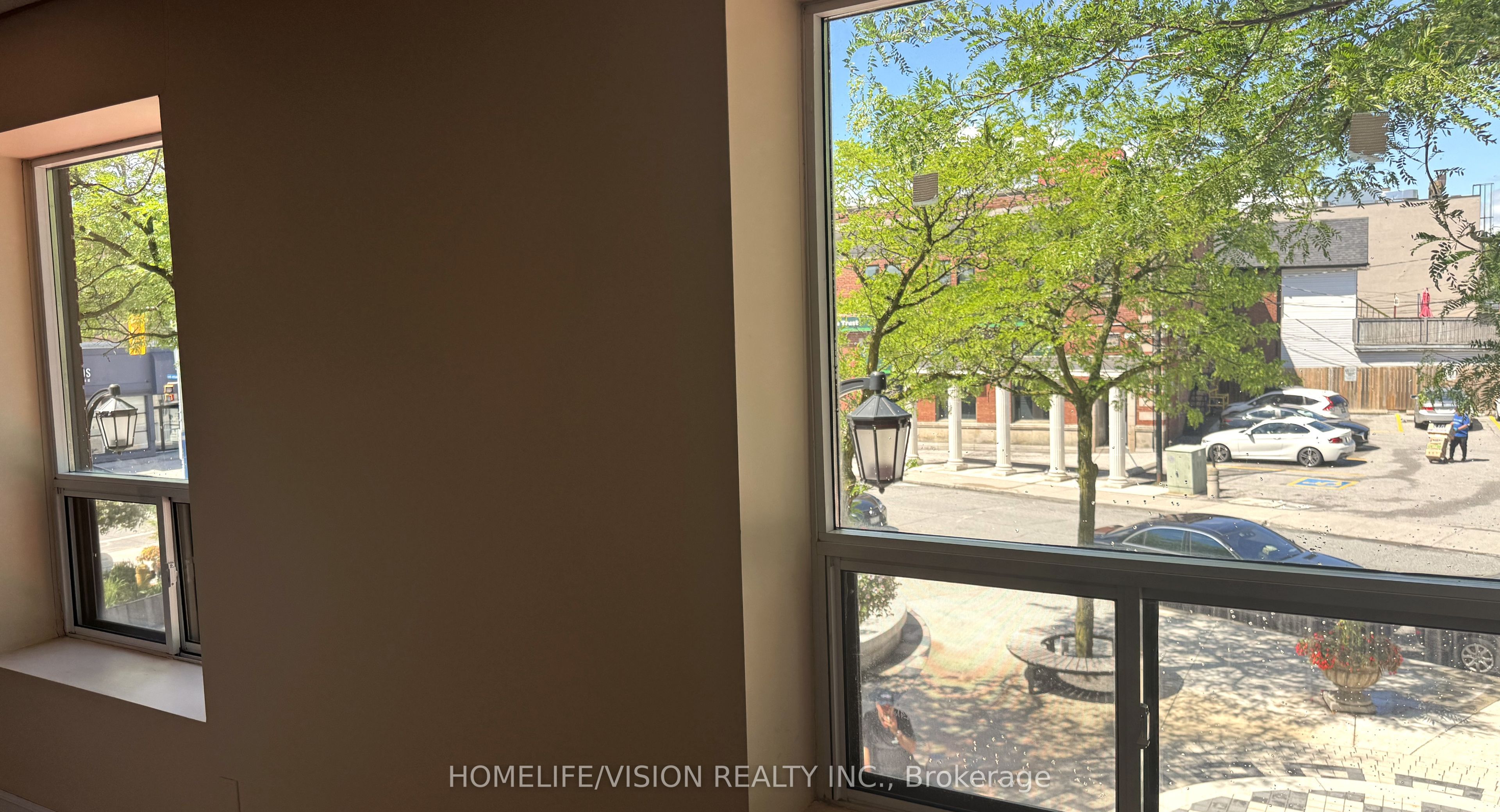 484 Danforth Avenue N 2nd Floor Property Photo 8