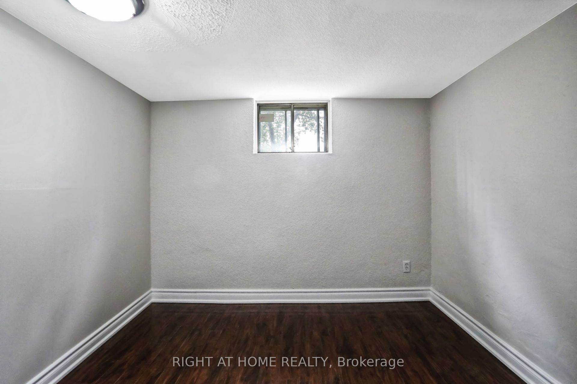 16 Kingsdown Drive Lower Property Photo 6