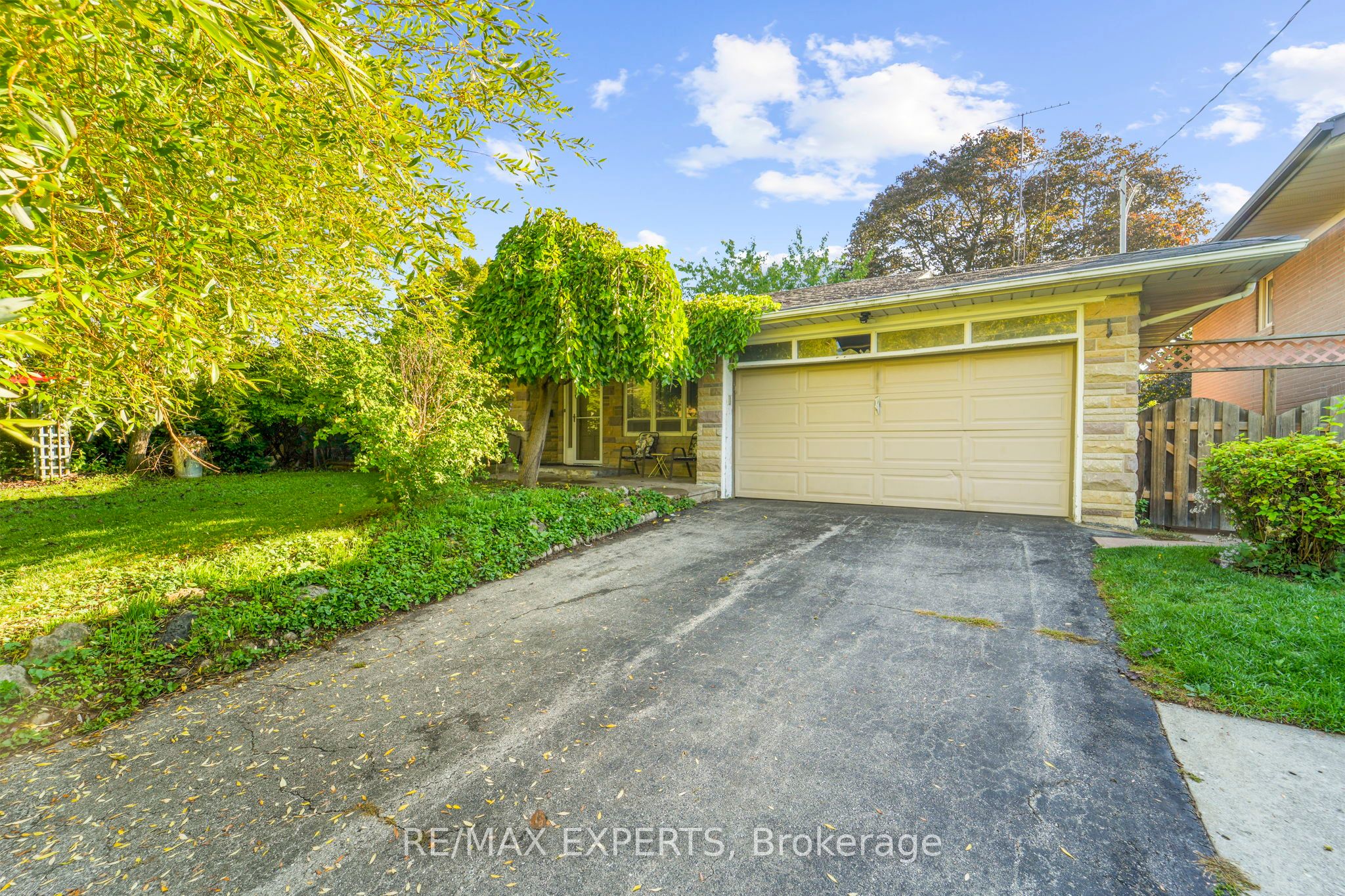 19 Duncombe Boulevard Property Photo 4