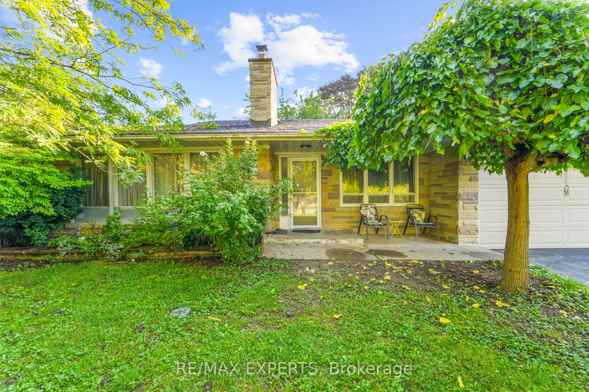 19 Duncombe Boulevard Property Photo 6