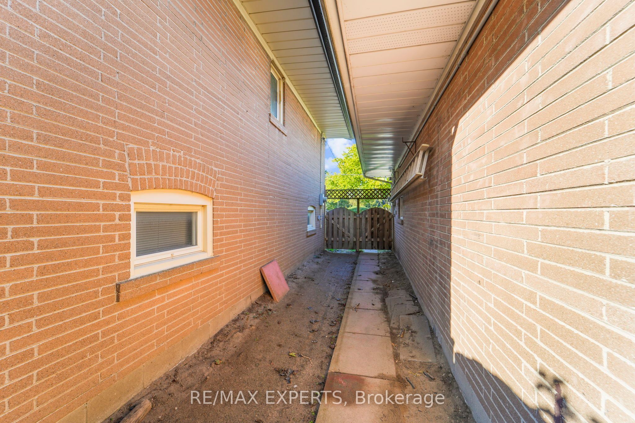 19 Duncombe Boulevard Property Photo 12