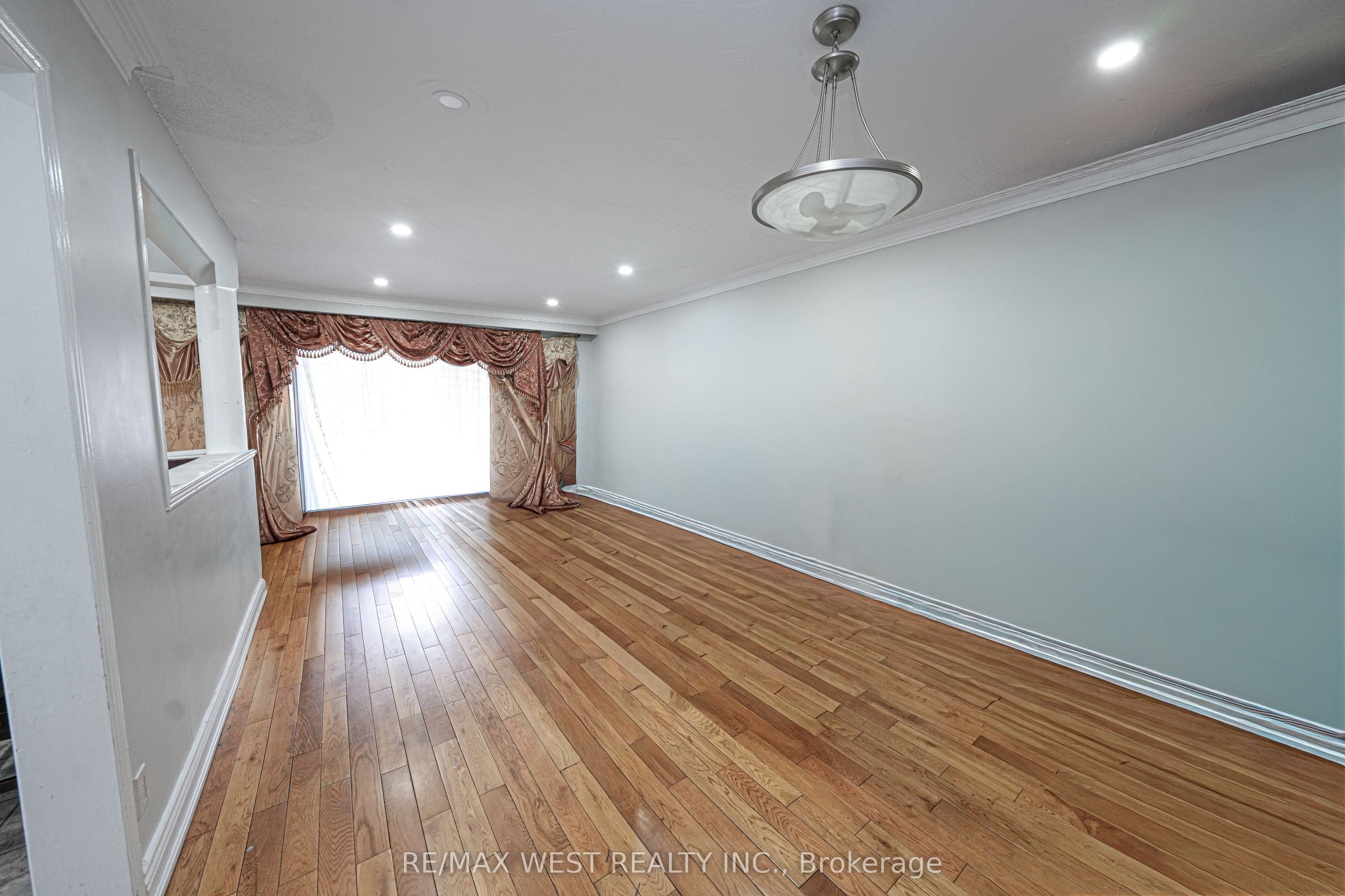 812 Kennedy Road Property Photo 1