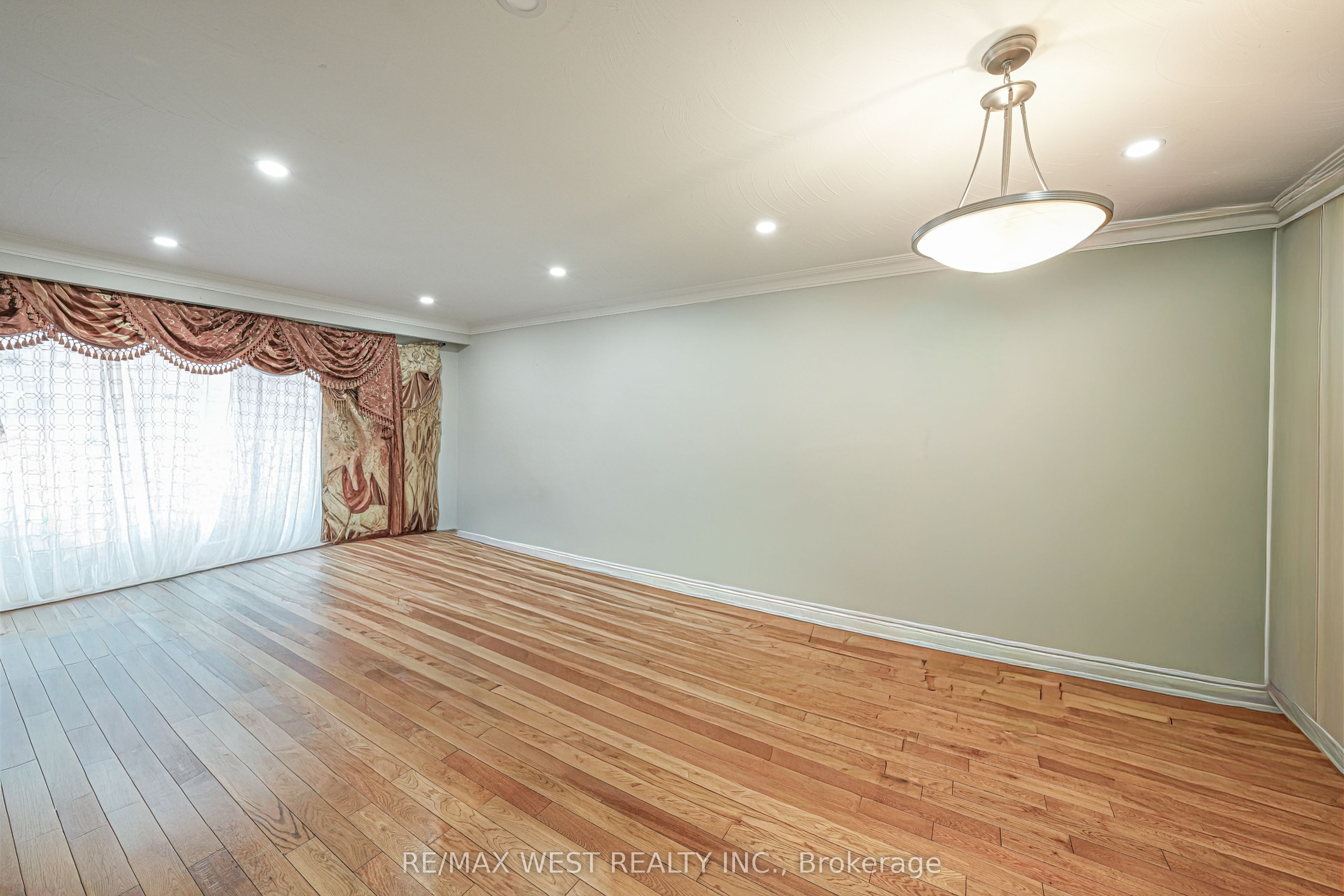812 Kennedy Road Property Photo 2