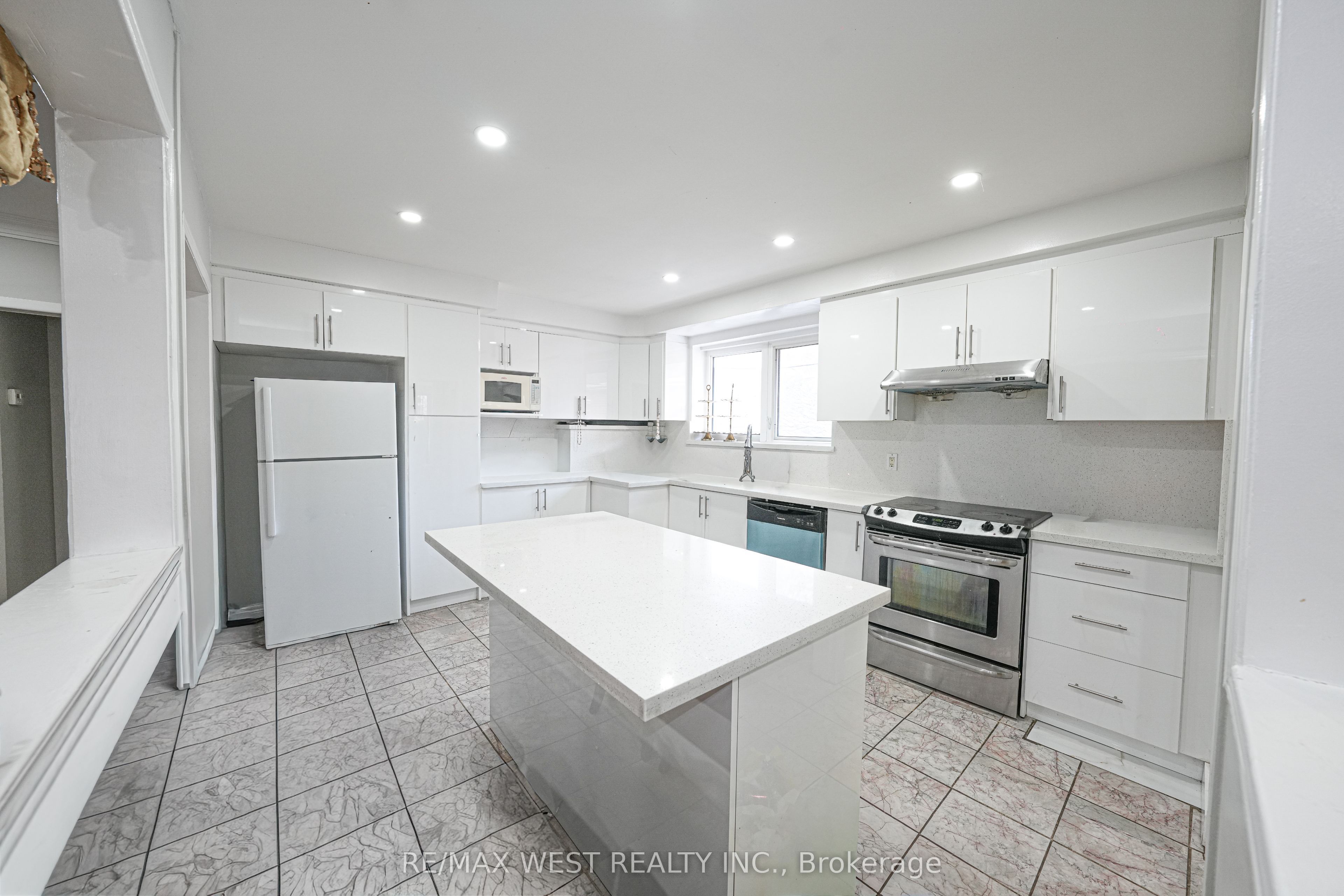 812 Kennedy Road Property Photo 4
