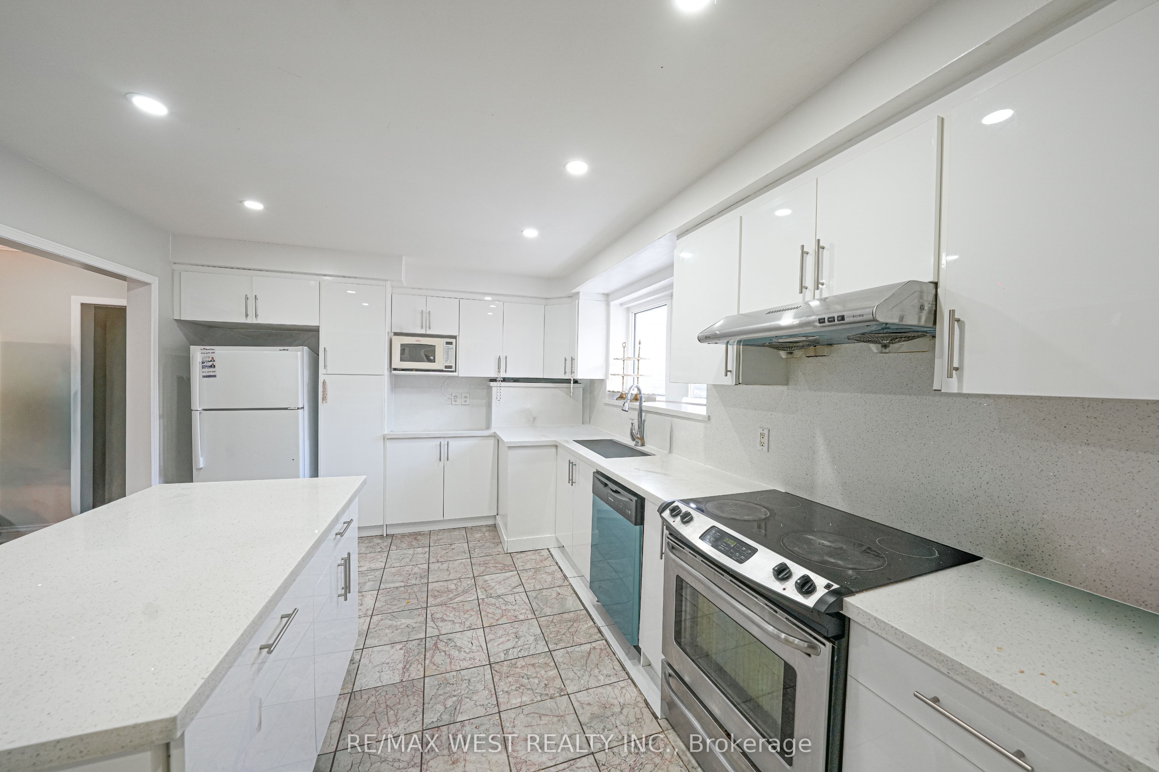 812 Kennedy Road Property Photo 5