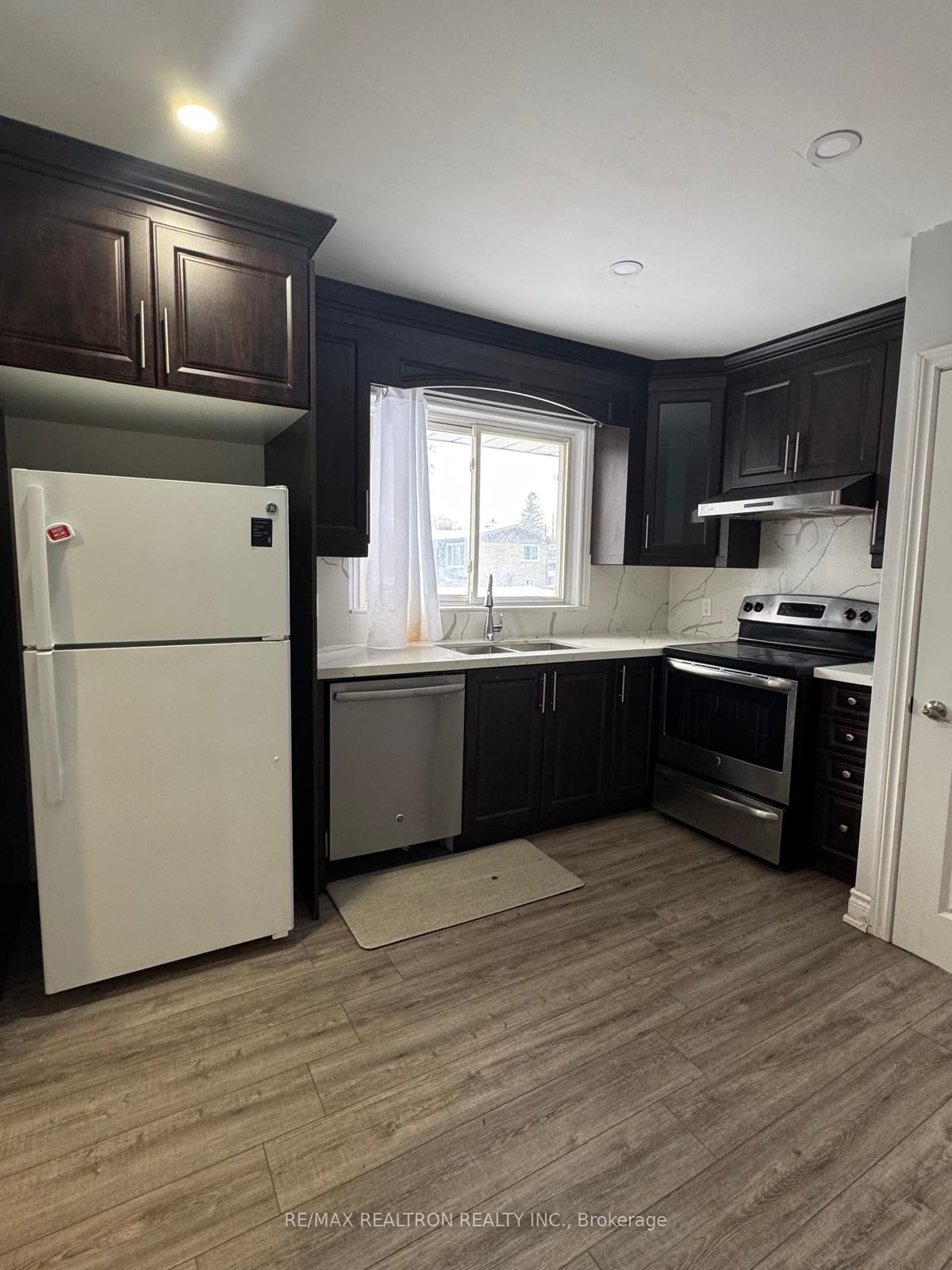 1467 Oxford Street Property Photo 2