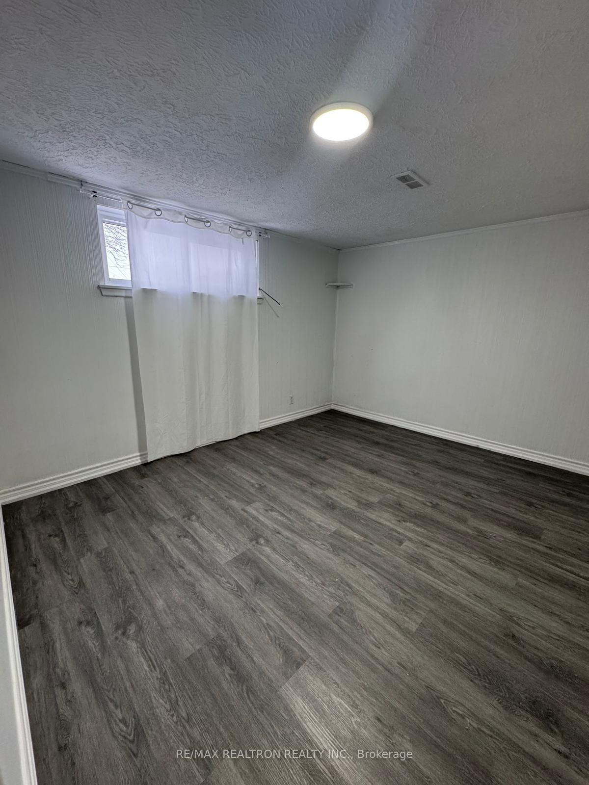 1467 Oxford Street Property Photo 21
