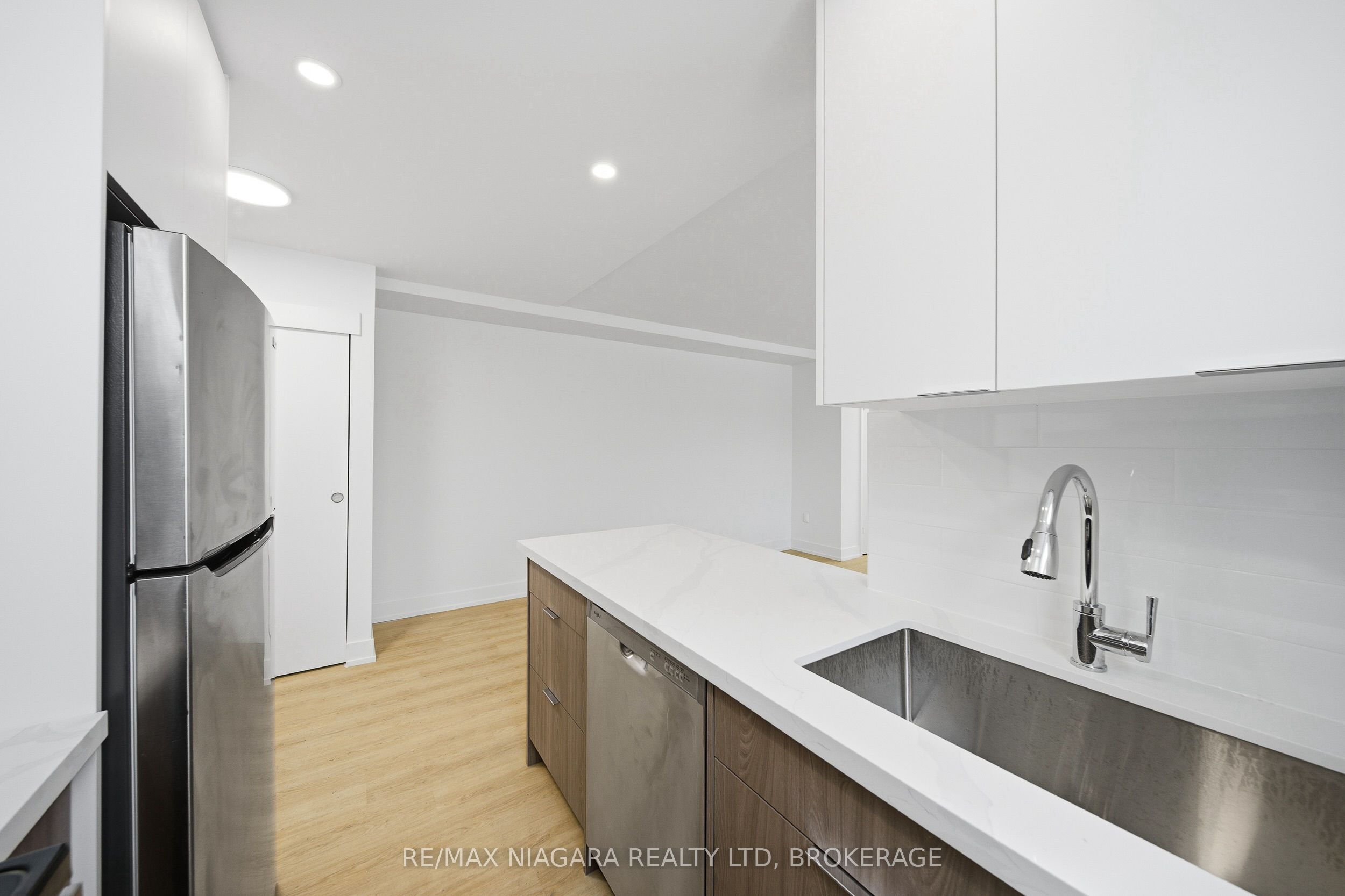 993 O'connor Drive Unit B Property Photo 5