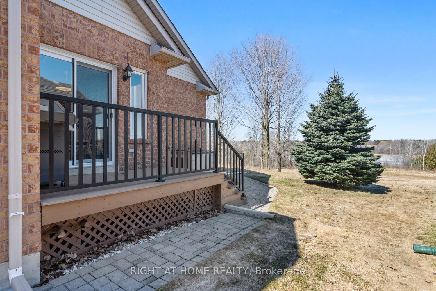 303 Waterbury Crescent Property Photo 5