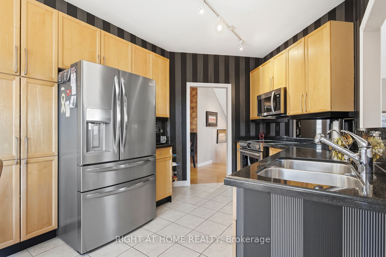 303 Waterbury Crescent Property Photo 7