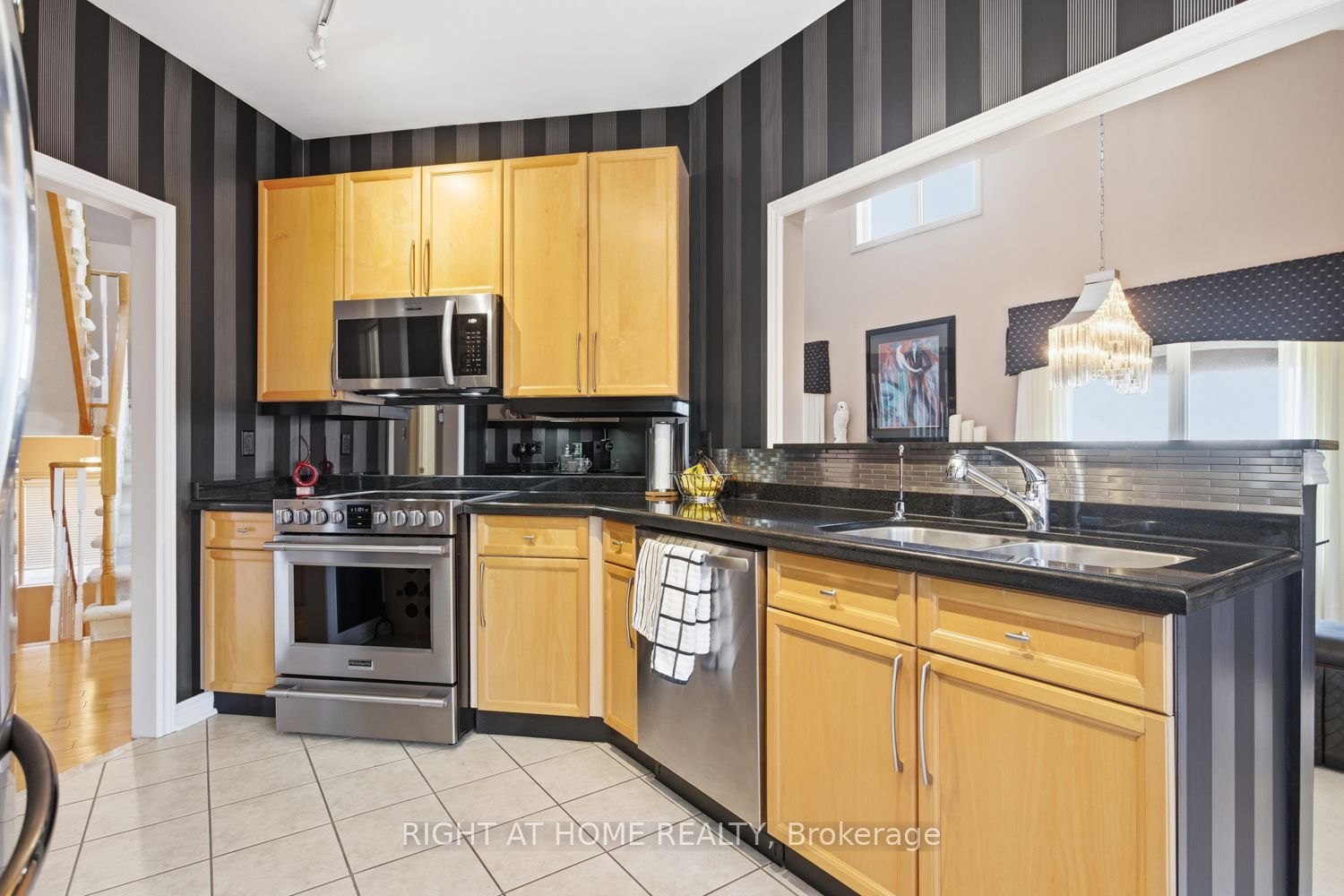 303 Waterbury Crescent Property Photo 8